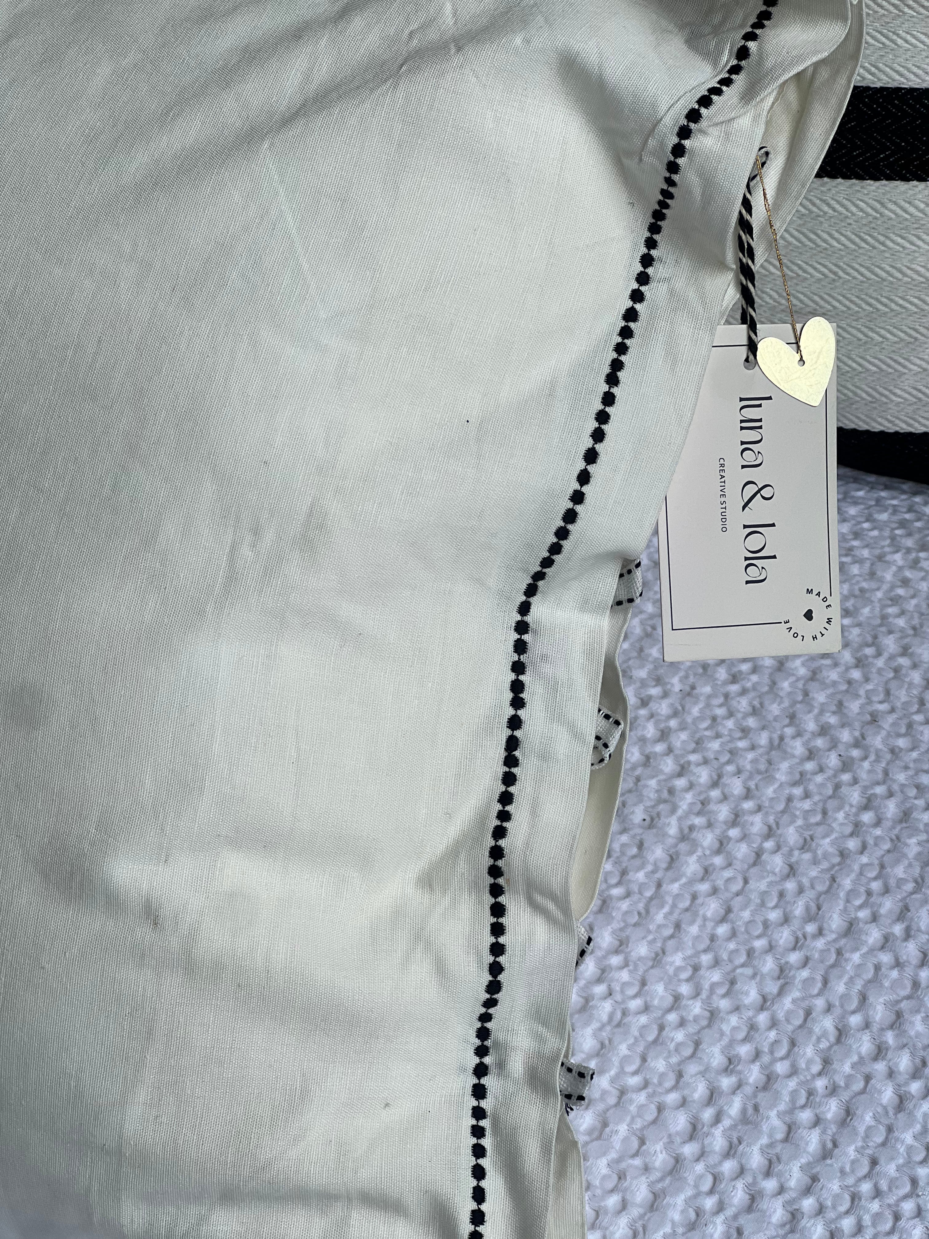 Linnen Pillow + Filling | Dream Explore Discover | White