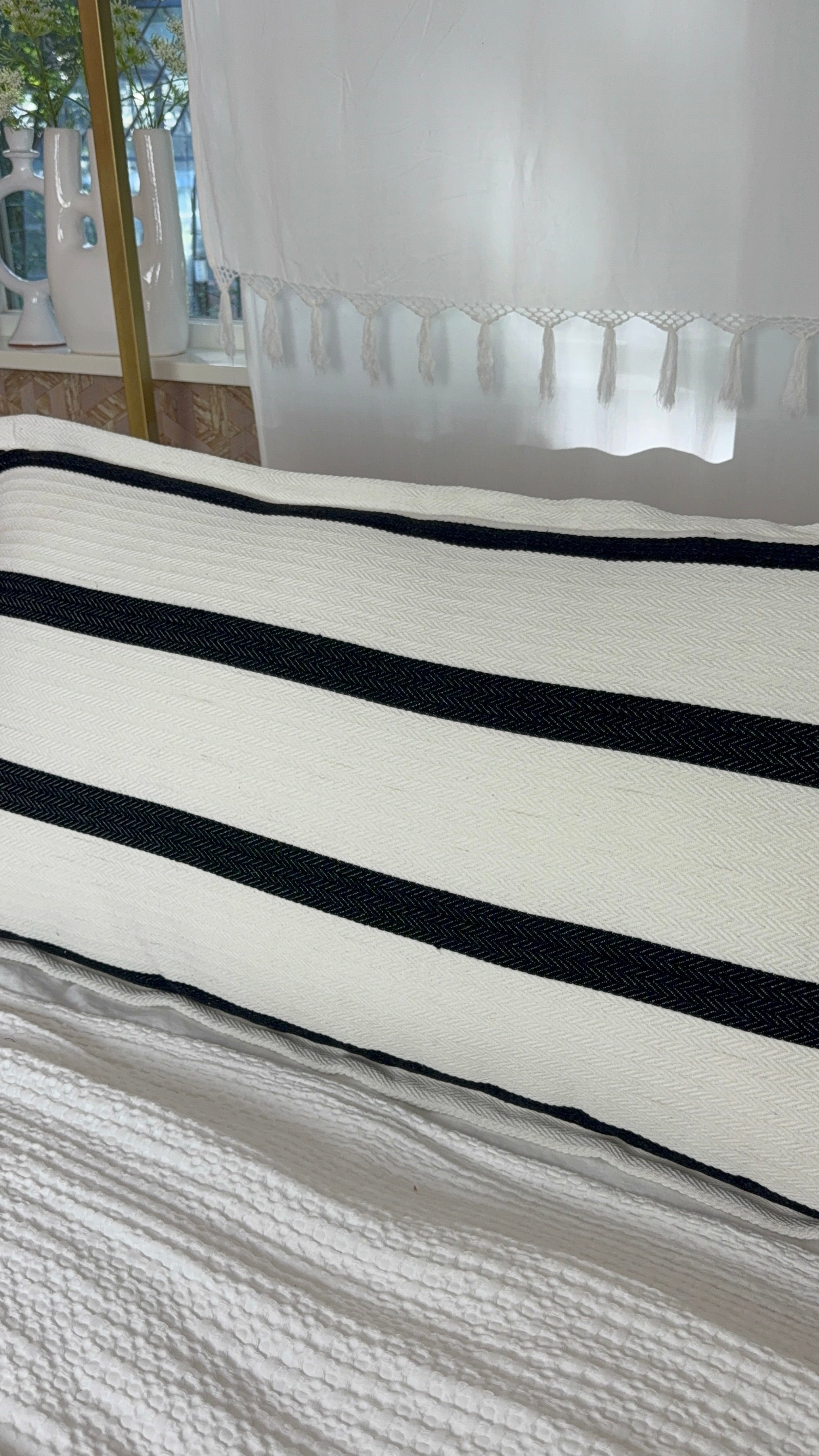 Jacquard geweven kussen – zwart & wit – 90 x 50 cm + binnen kussen