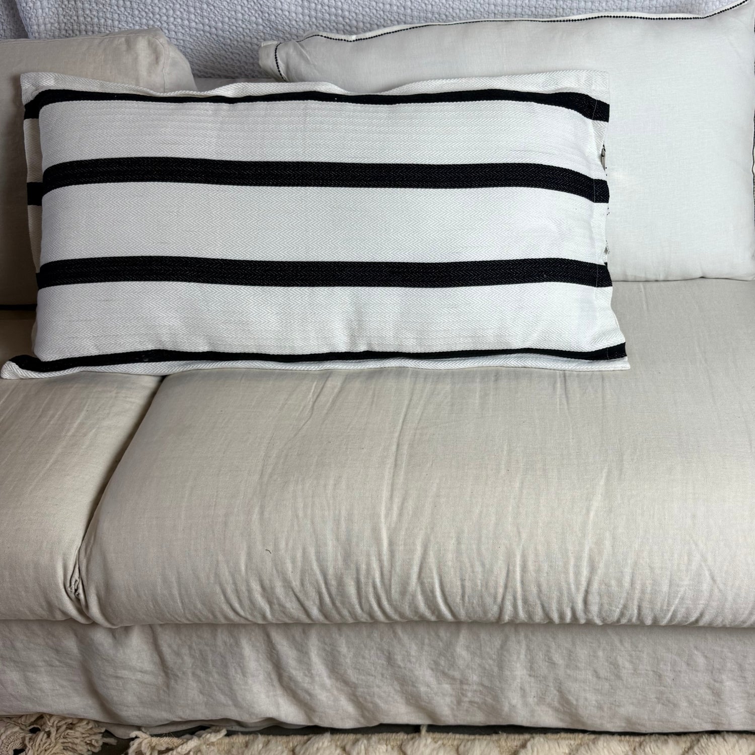 Jacquard geweven kussen – zwart & wit – 90 x 50 cm + binnen kussen