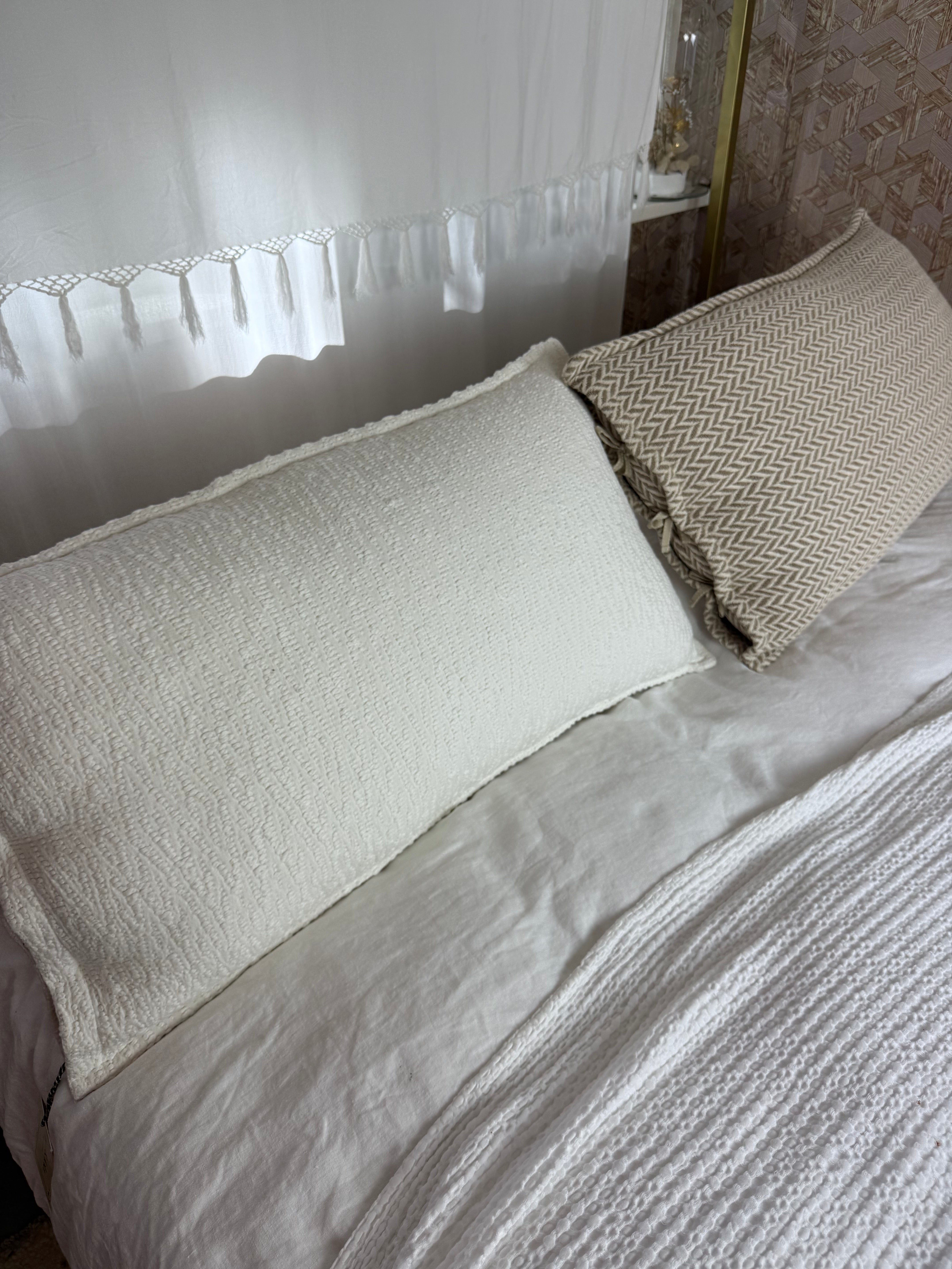 Jacquard geweven kussen – wit zigzag – 90 x 50 cm + binnen kussen