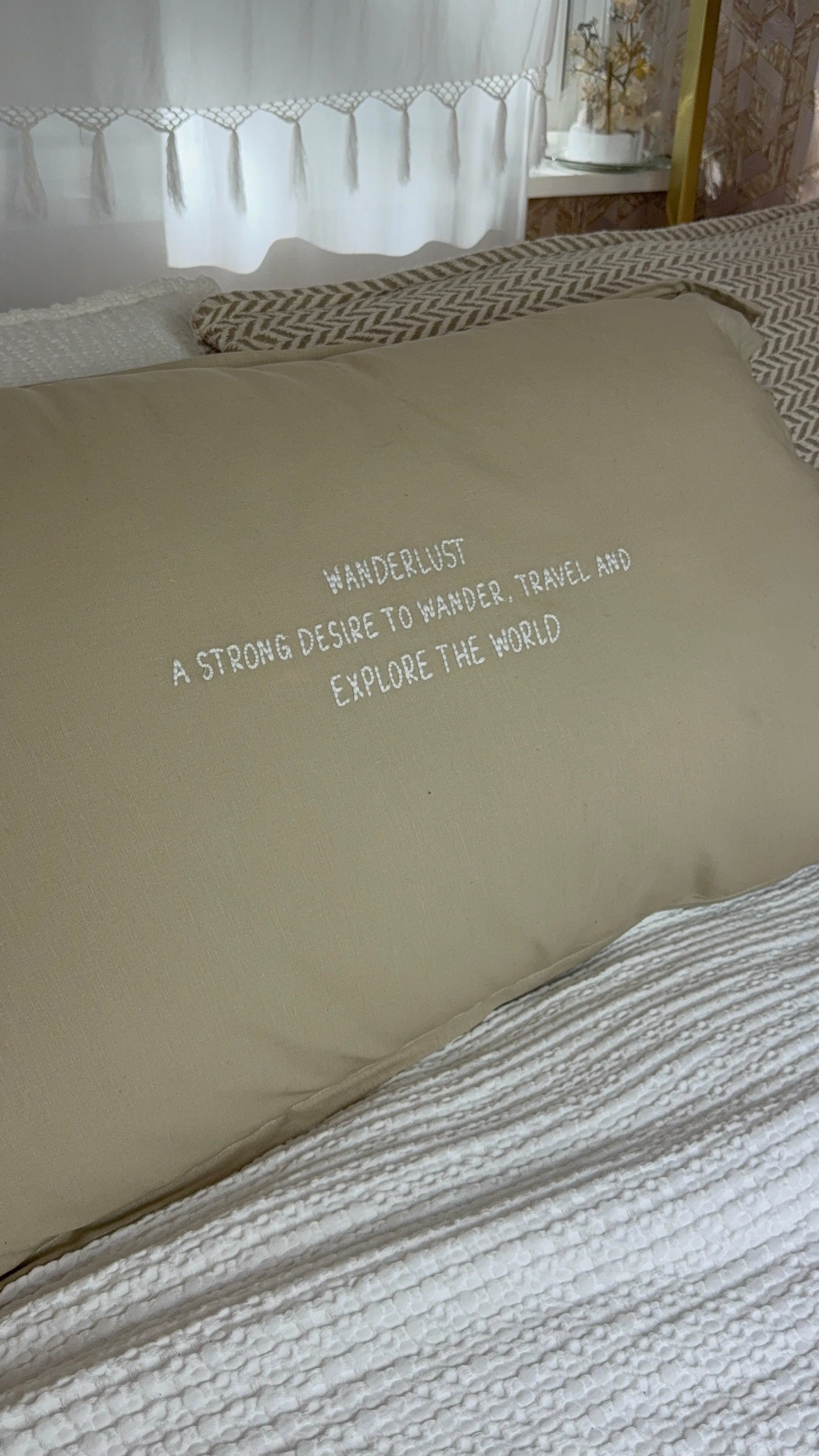 Linnen Pillow + Filling | Wanderlust | Natural