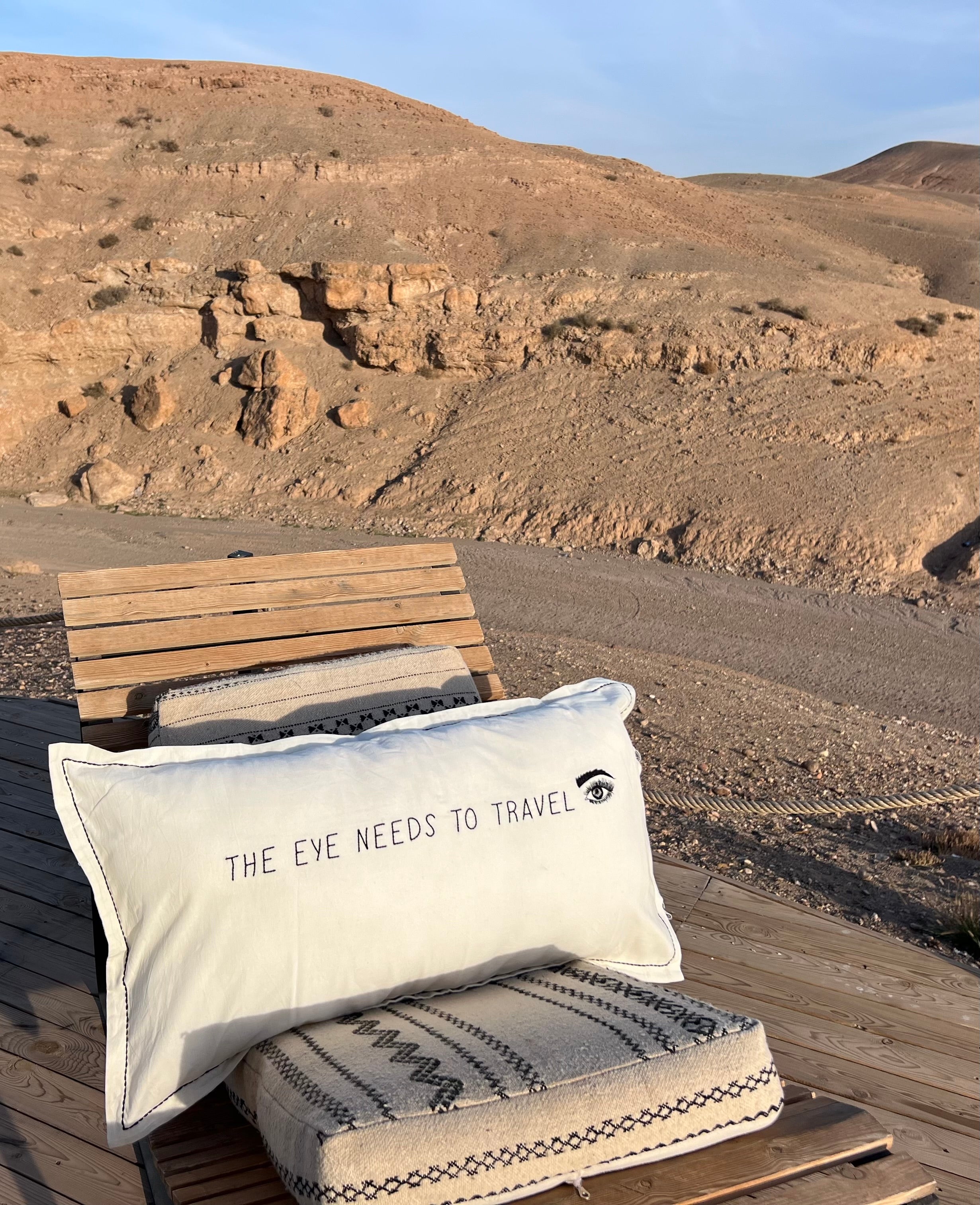 Linnen Pillow + Filling | The Eye Needs To Travel | White