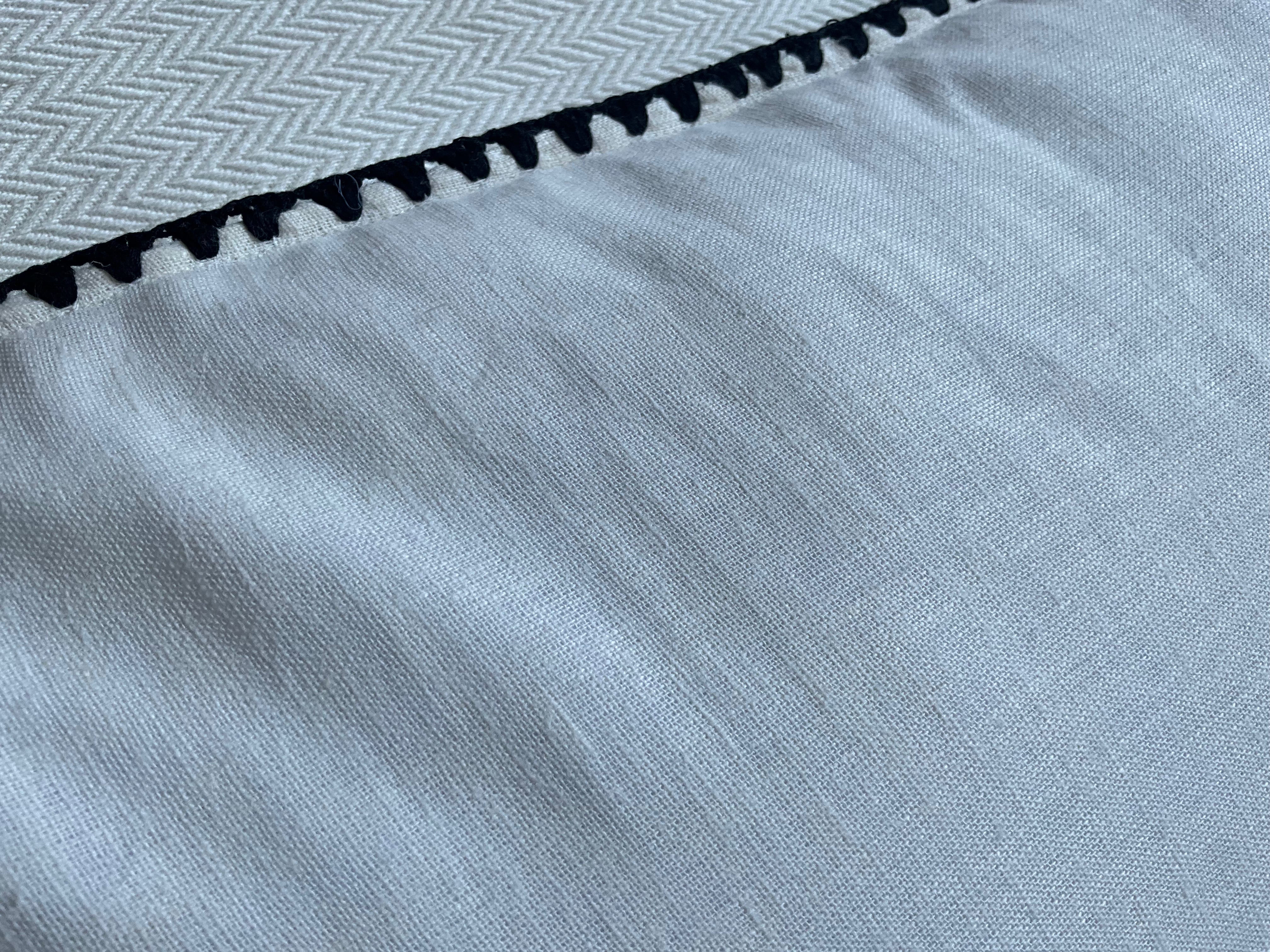 Linnen Pillow + Filling | Can’t Stop The Waves | White