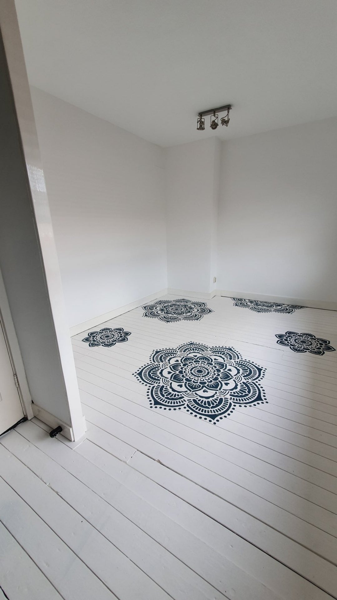 Yoga - XL Mandala Stencil - 116 cm