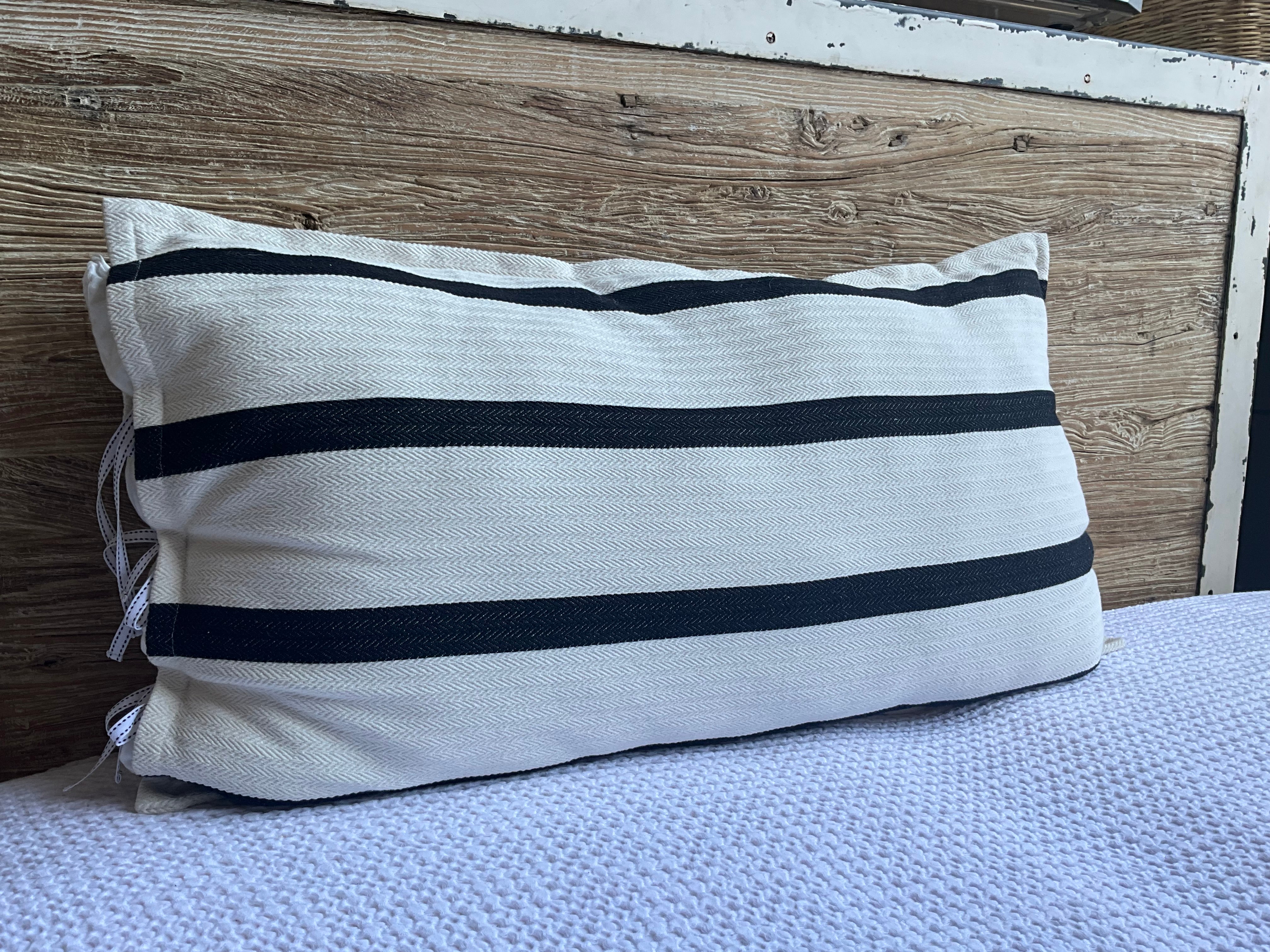 Jacquard geweven kussen – zwart & wit – 90 x 50 cm + binnen kussen