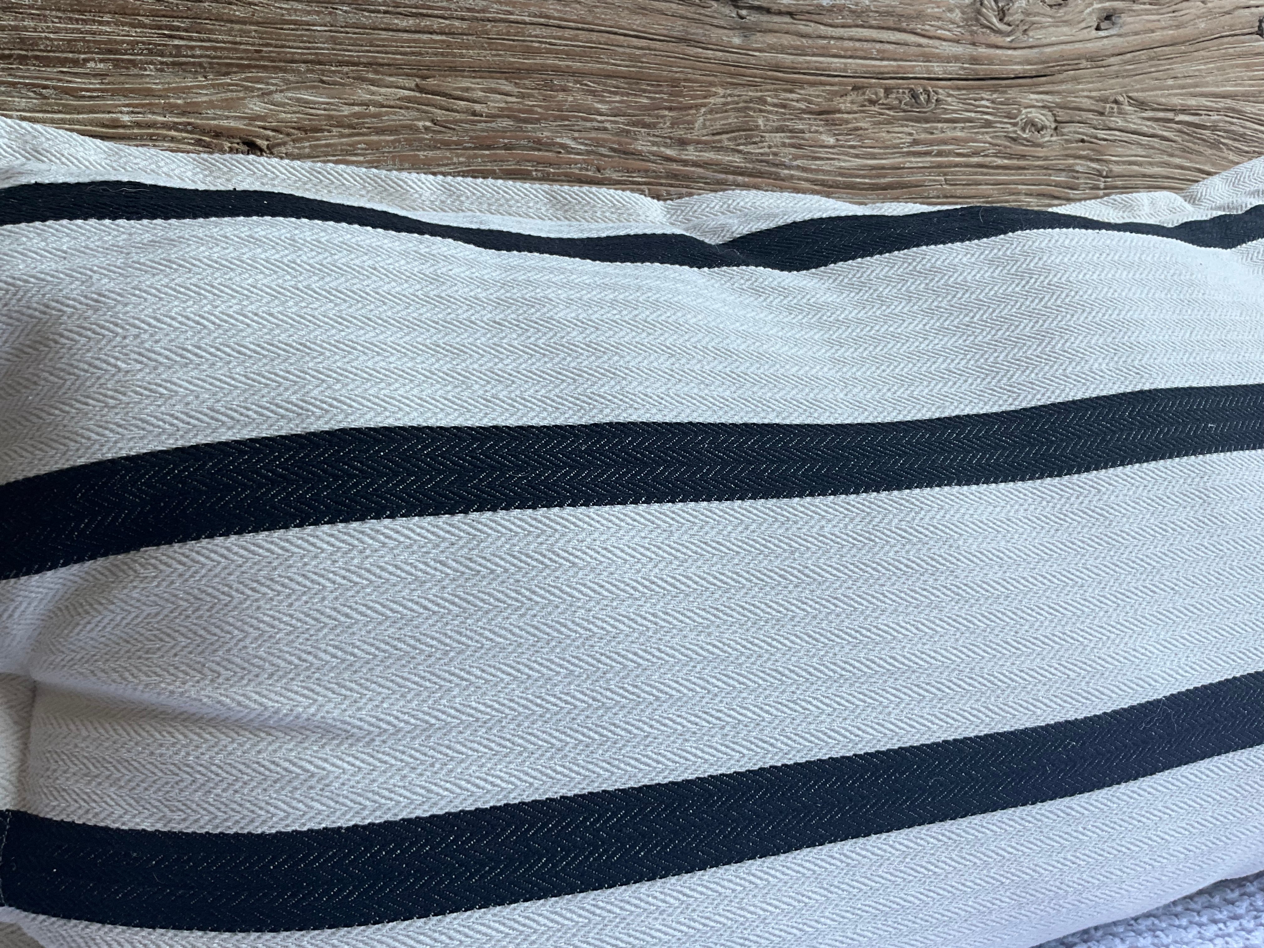 Jacquard geweven kussen – zwart & wit – 90 x 50 cm + binnen kussen