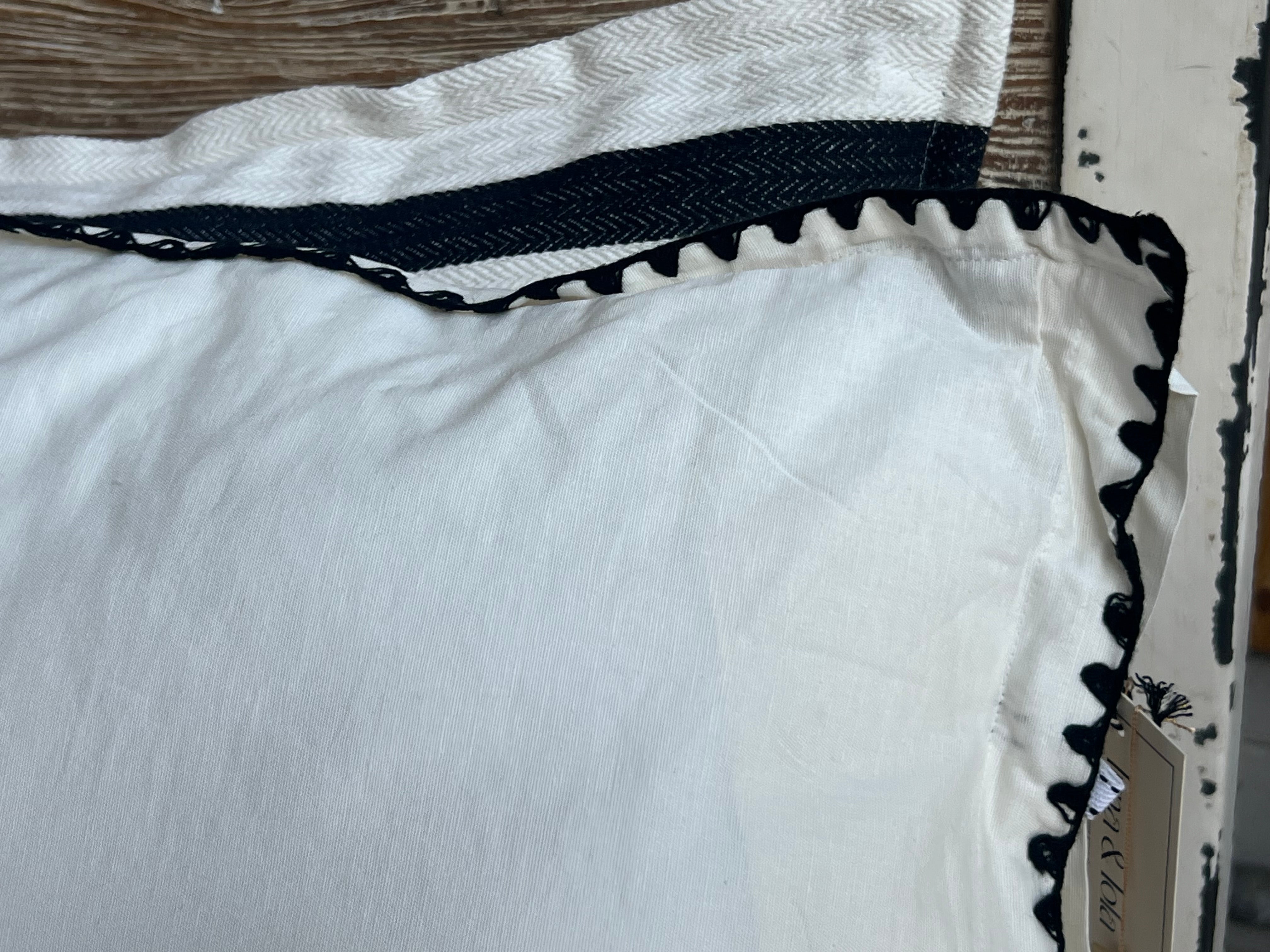 Linnen Pillow + Filling | Get Into The Groove | White
