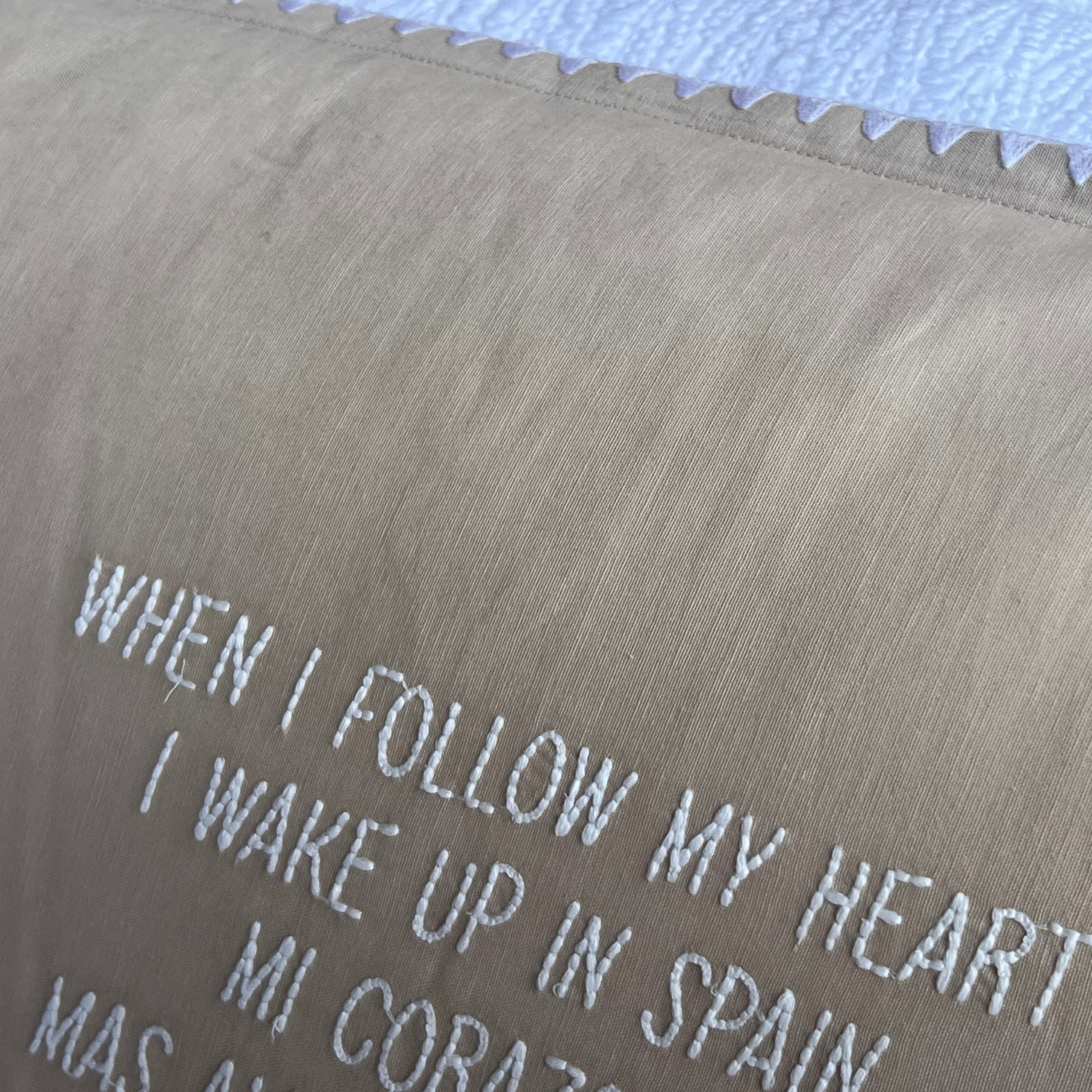 Linnen kussen 90 x 50 cm + binnenkussen | I Wake Up In Spain | Naturel