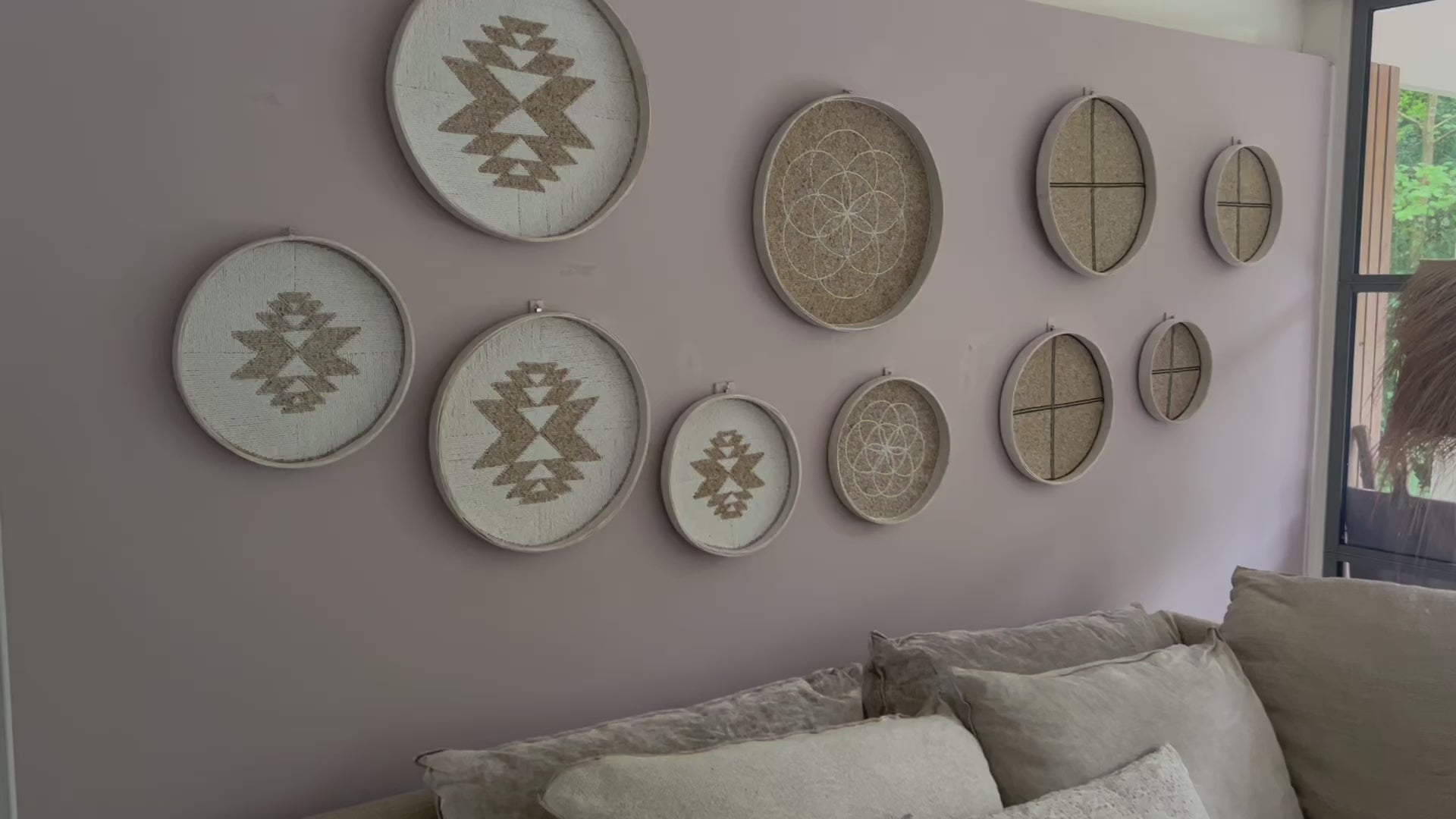 Video laden: Fully Beaded Wall Basket (25 cm) - Handcrafted Boho Decor | Mandala Stencils