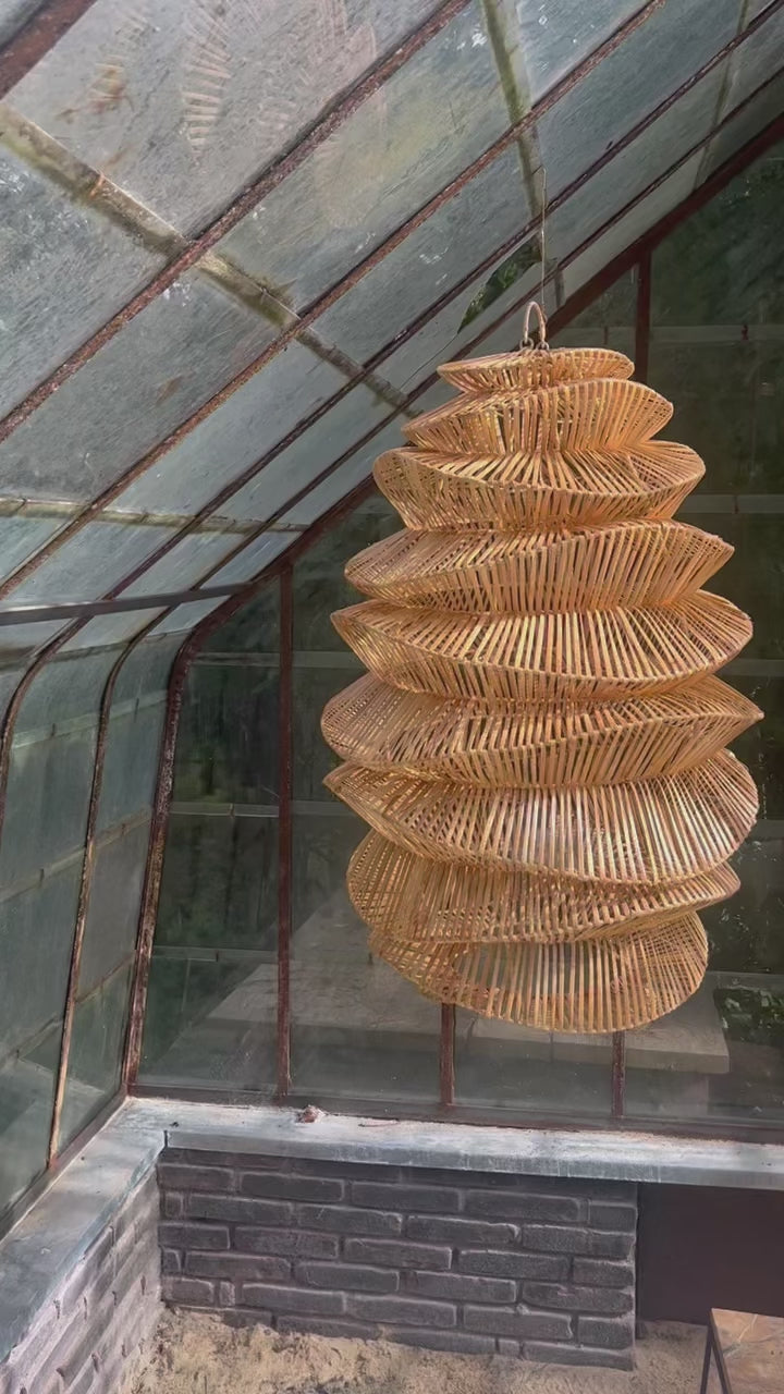 Video laden: XL Handcrafted Rattan Lamp - Organic | Natural | 85 cm