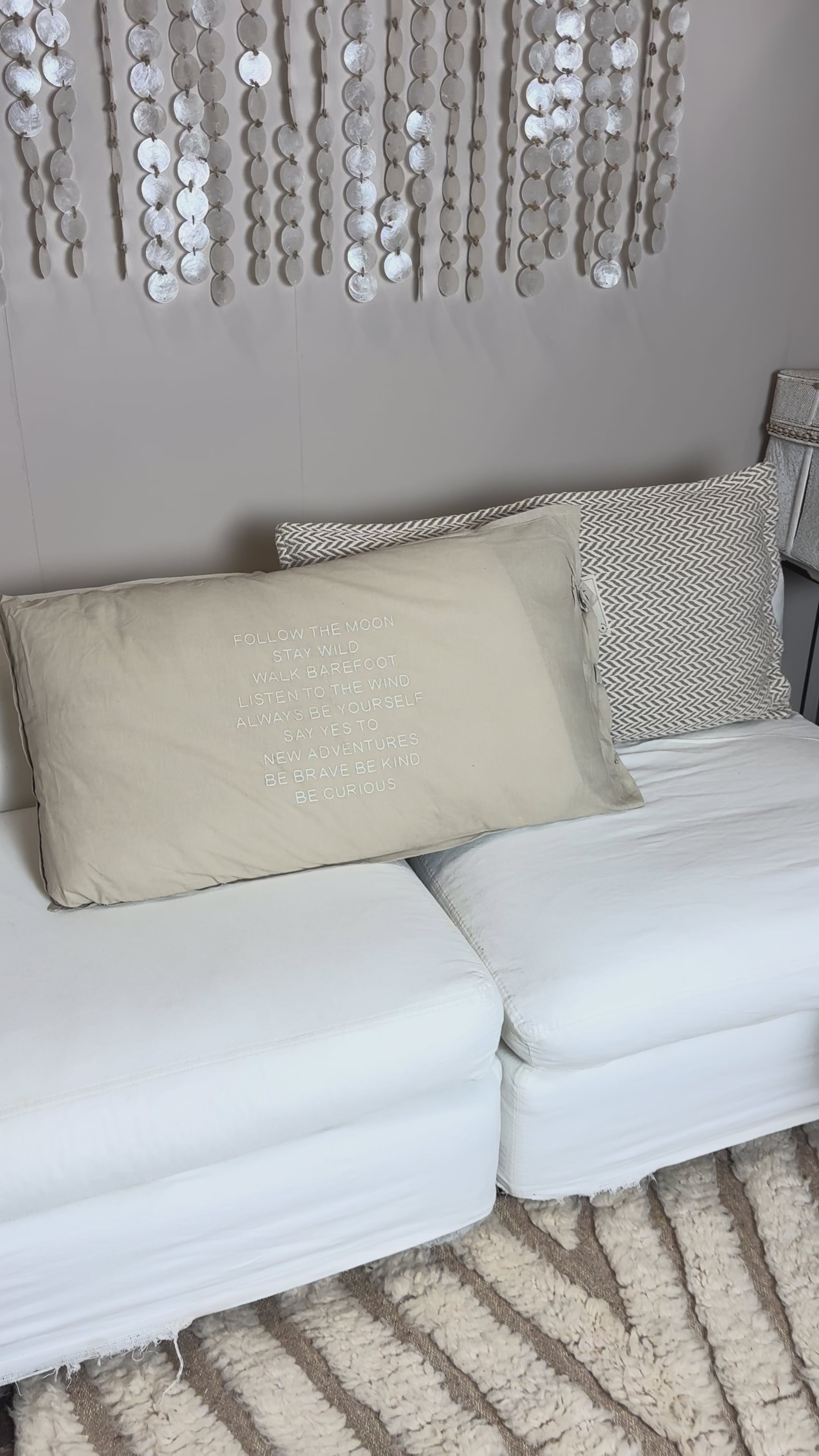 Video laden: Linnen Pillow + Filling | Follow The Moon | Natural