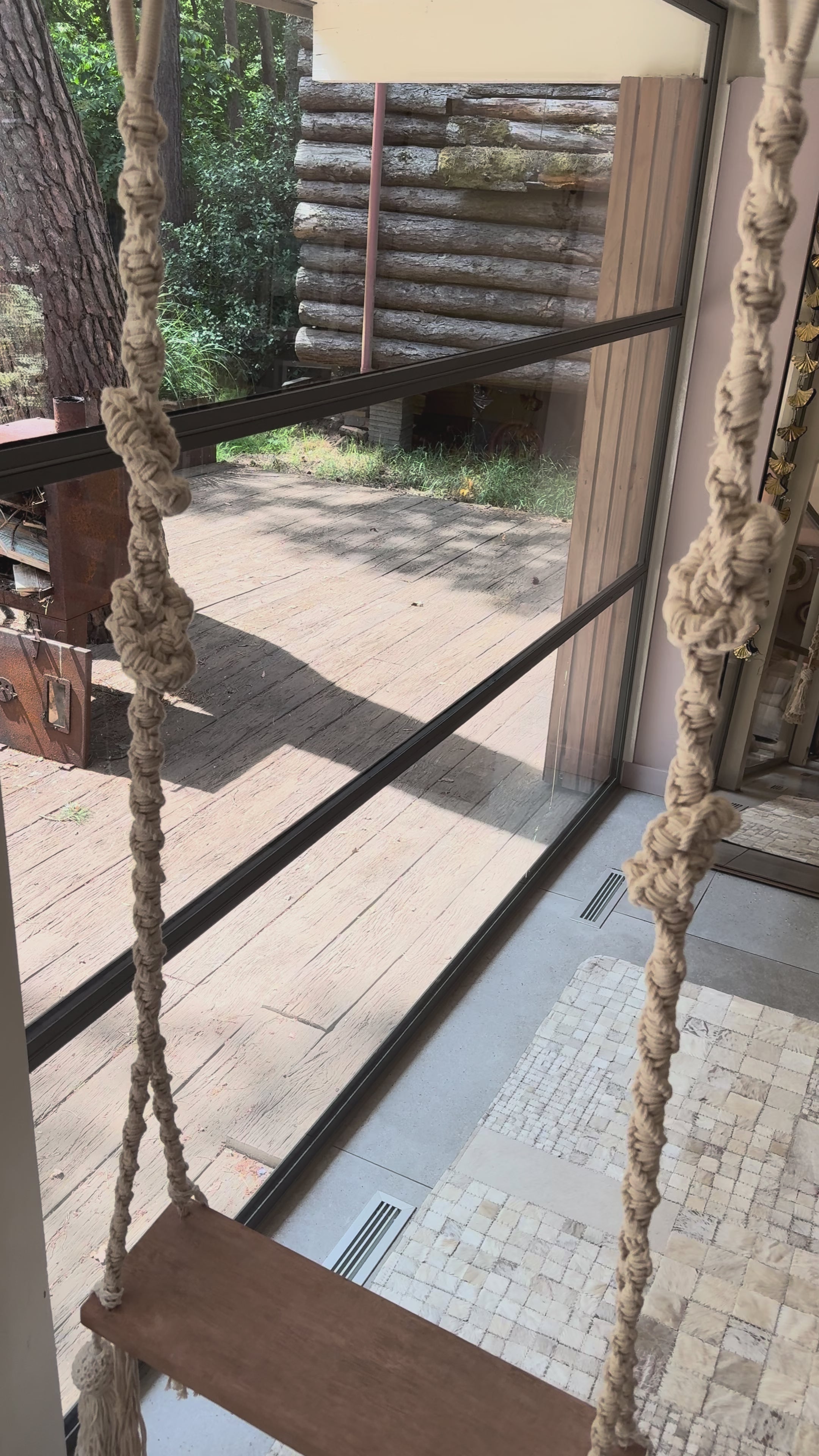Video laden: Swing with crochetwork decoration