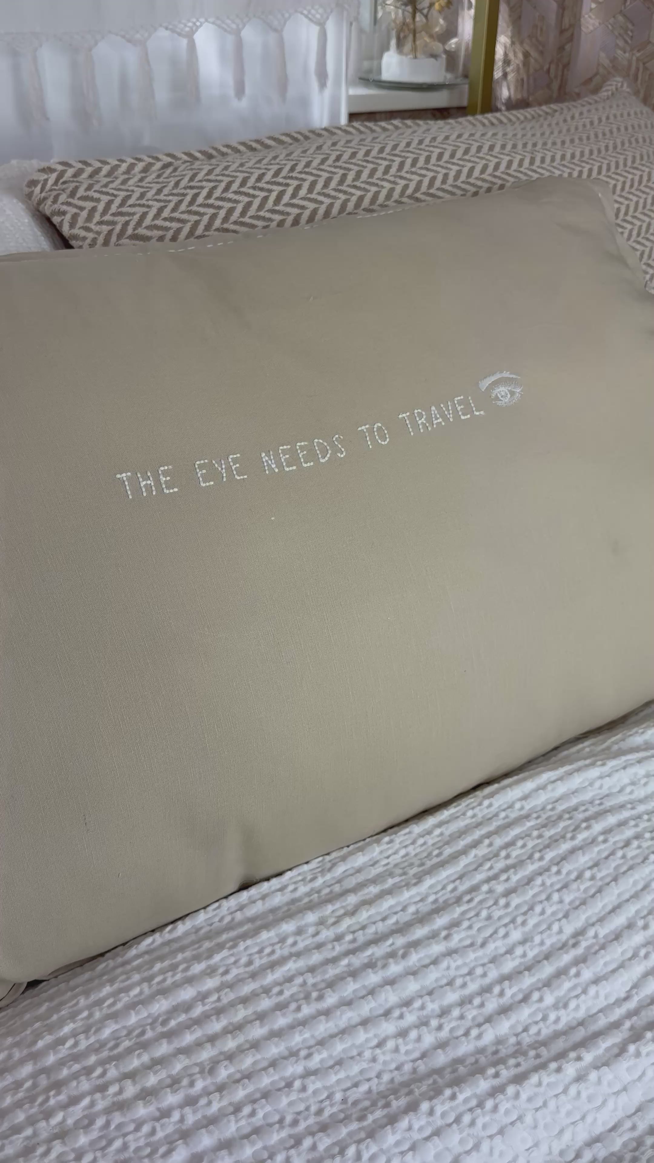 Video laden: Linnen Pillow + Filling | The Eye Needs To Travel | Natural