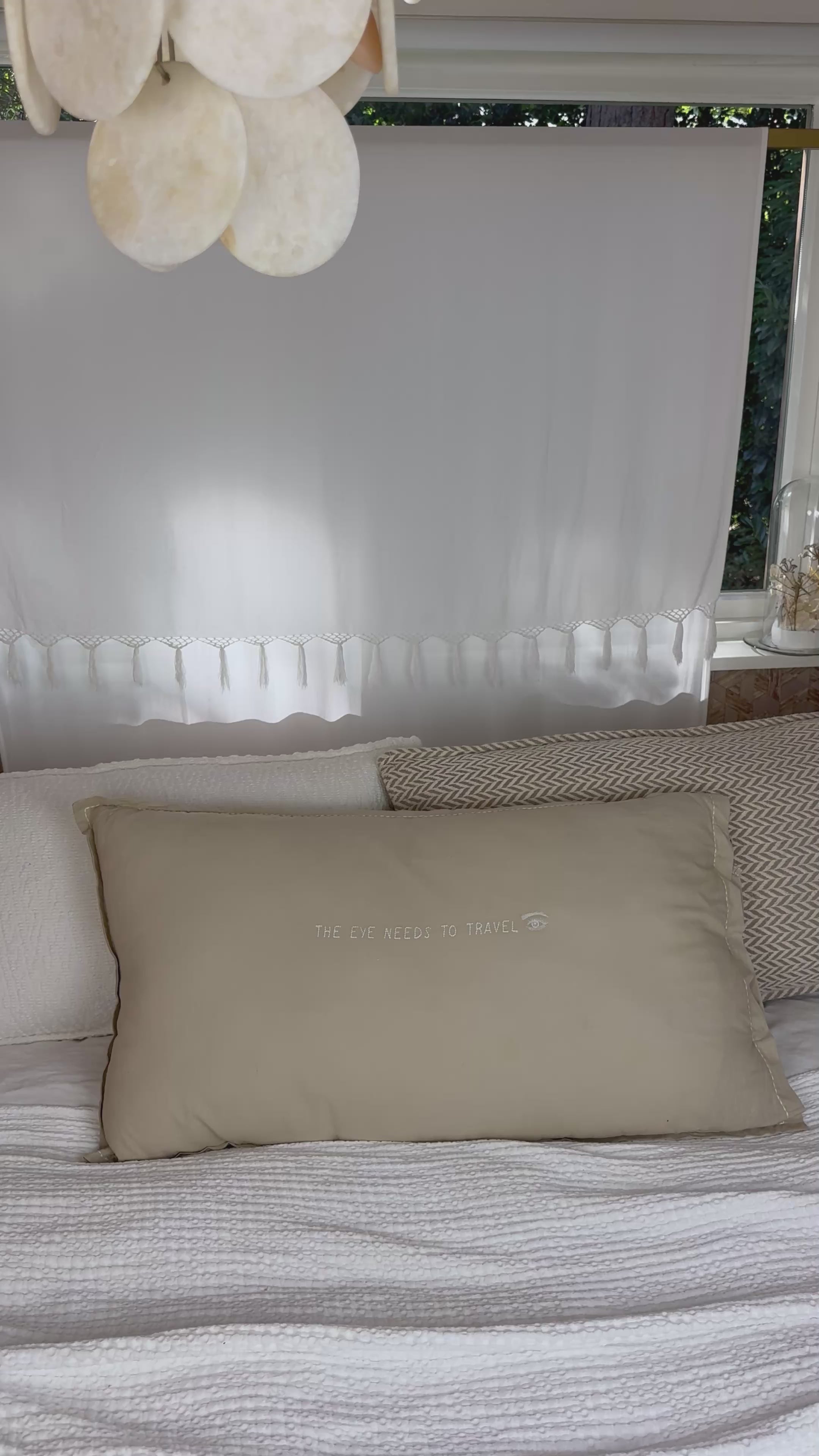 Video laden: Linnen Pillow + Filling | The Eye Needs To Travel | Natural