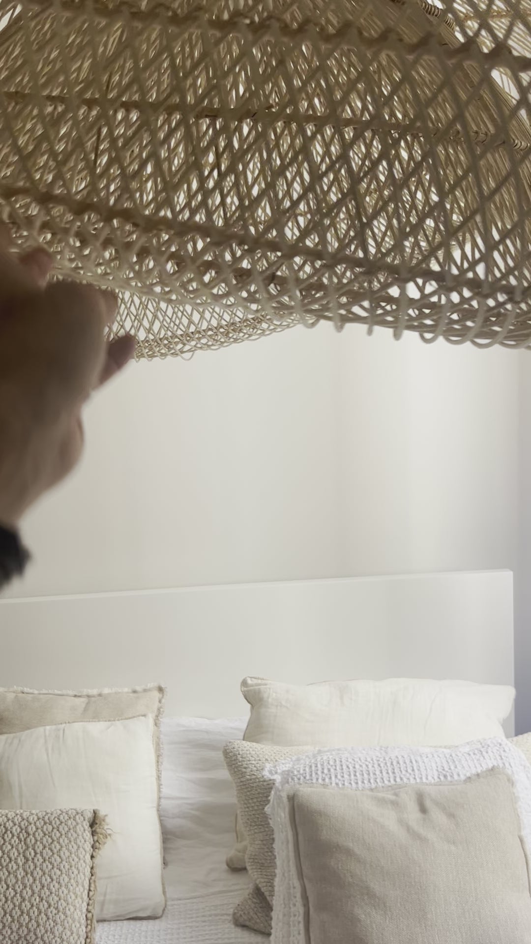 Video laden: XL Handcrafted Rattan Lamp - Cloud | Natural | 120 cm