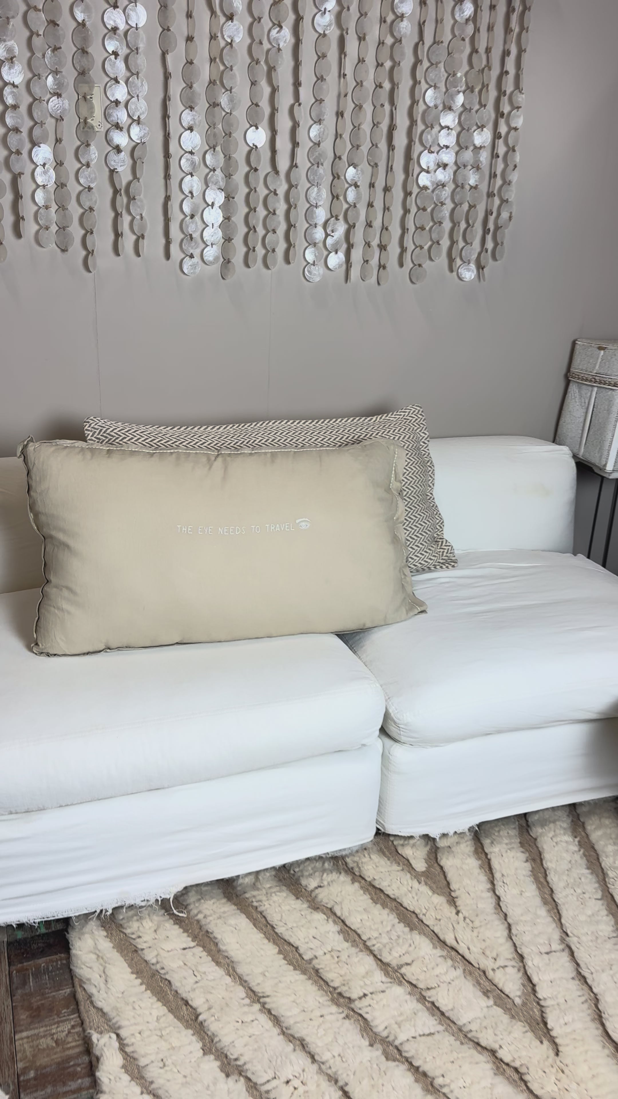 Video laden: Linnen Pillow + Filling | The Eye Needs To Travel | Natural