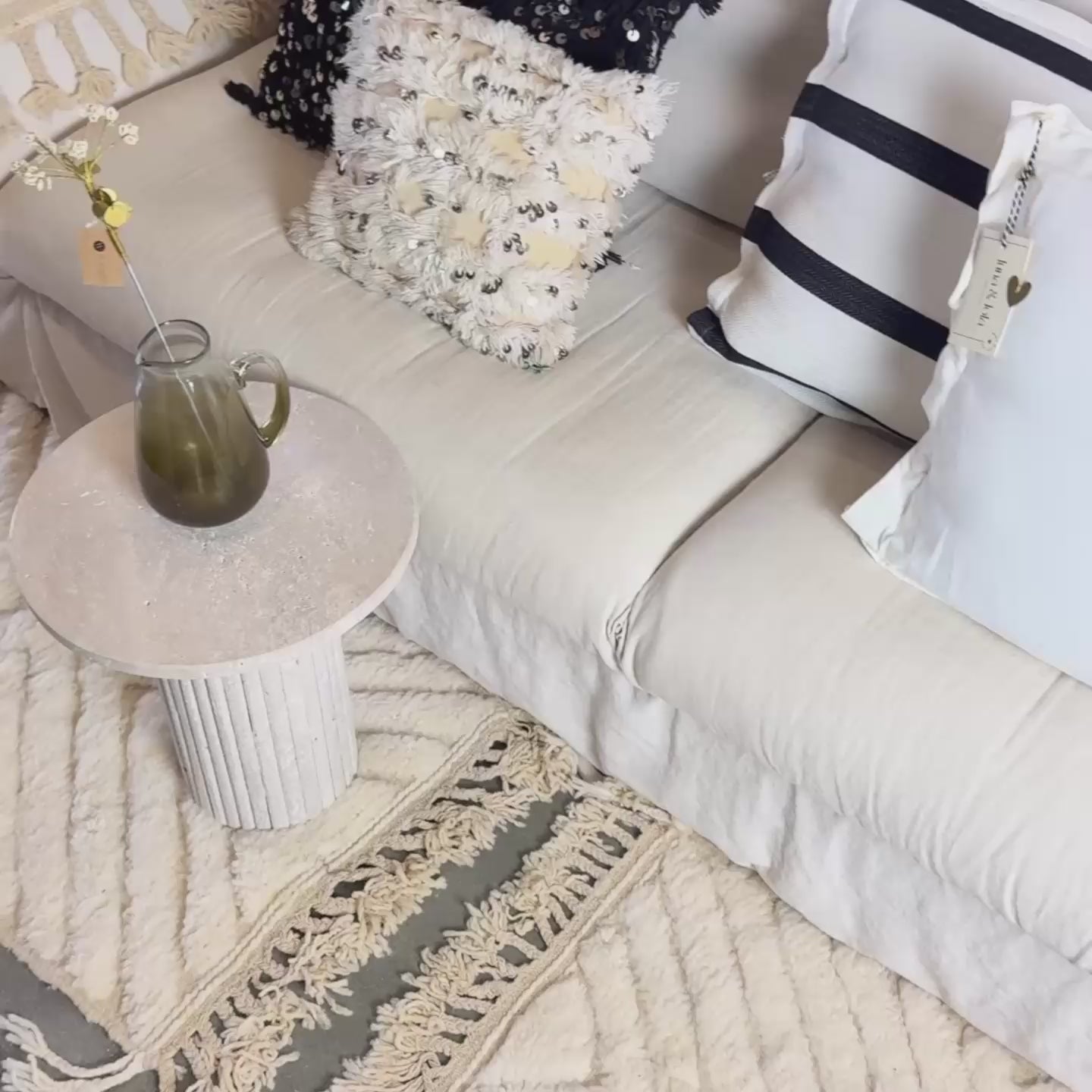 Video laden: Linnen Pillow + Filling | Don&#39;t Talk Just Kiss Me | Natural