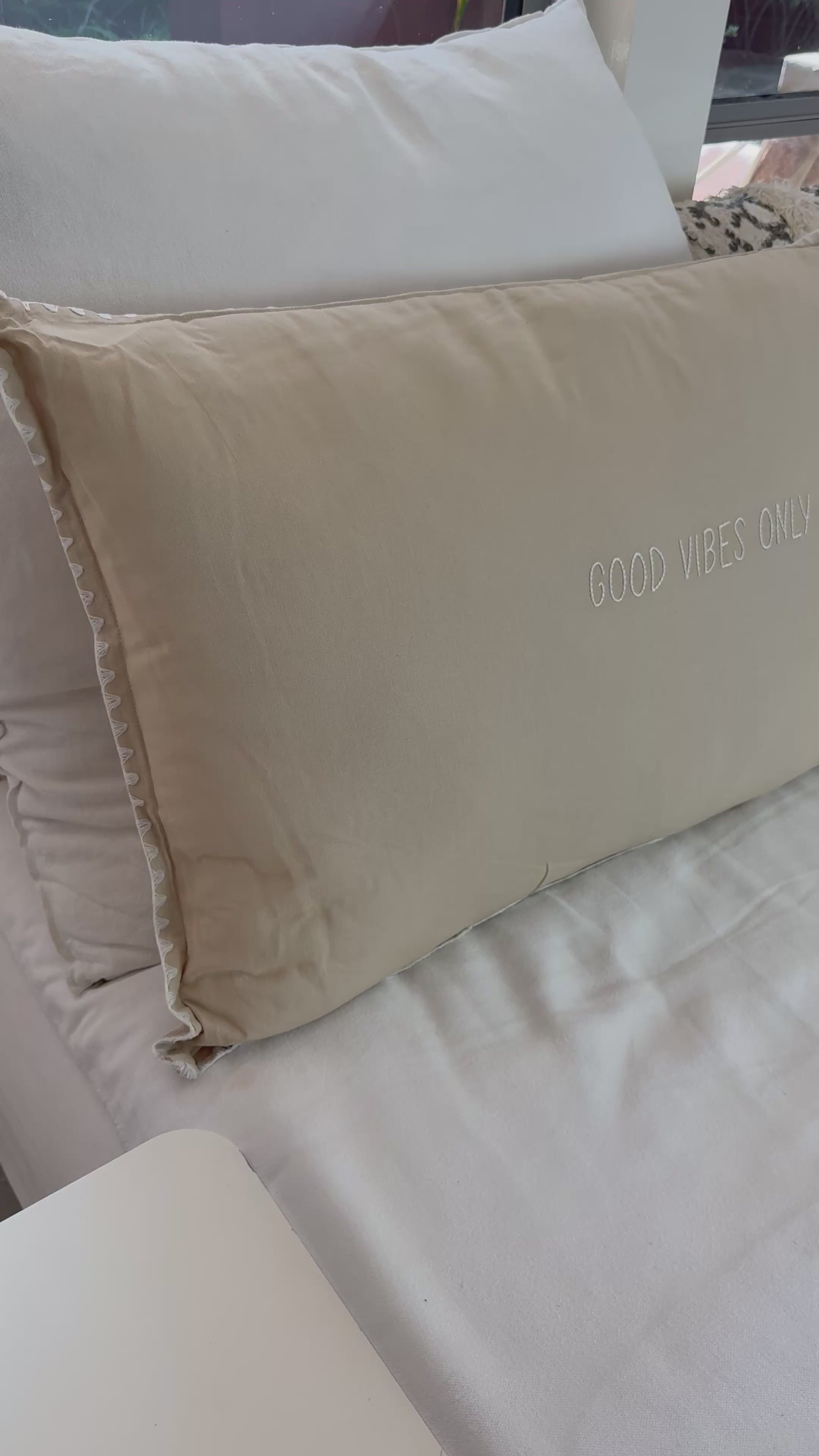 Video laden: Linnen Pillow + Filling | Good Vibes Only | Natural
