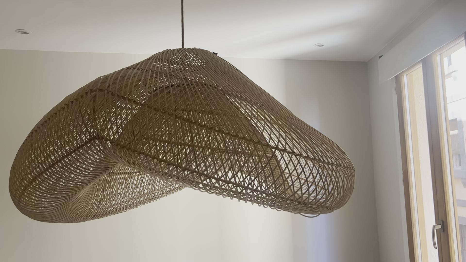 Video laden: XL Handcrafted Rattan Lamp - Cloud | Natural | 120 cm