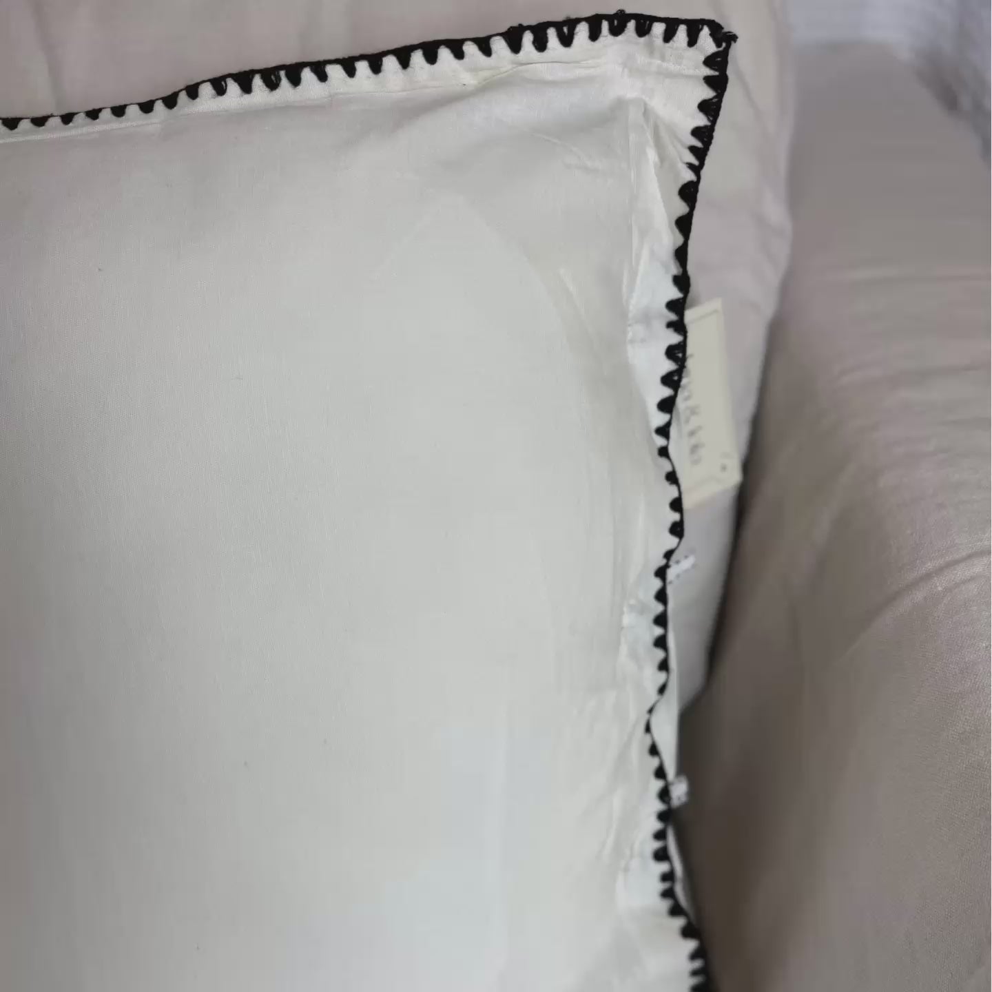 Video laden: Linnen Pillow + Filling | Good Vibes Only | White