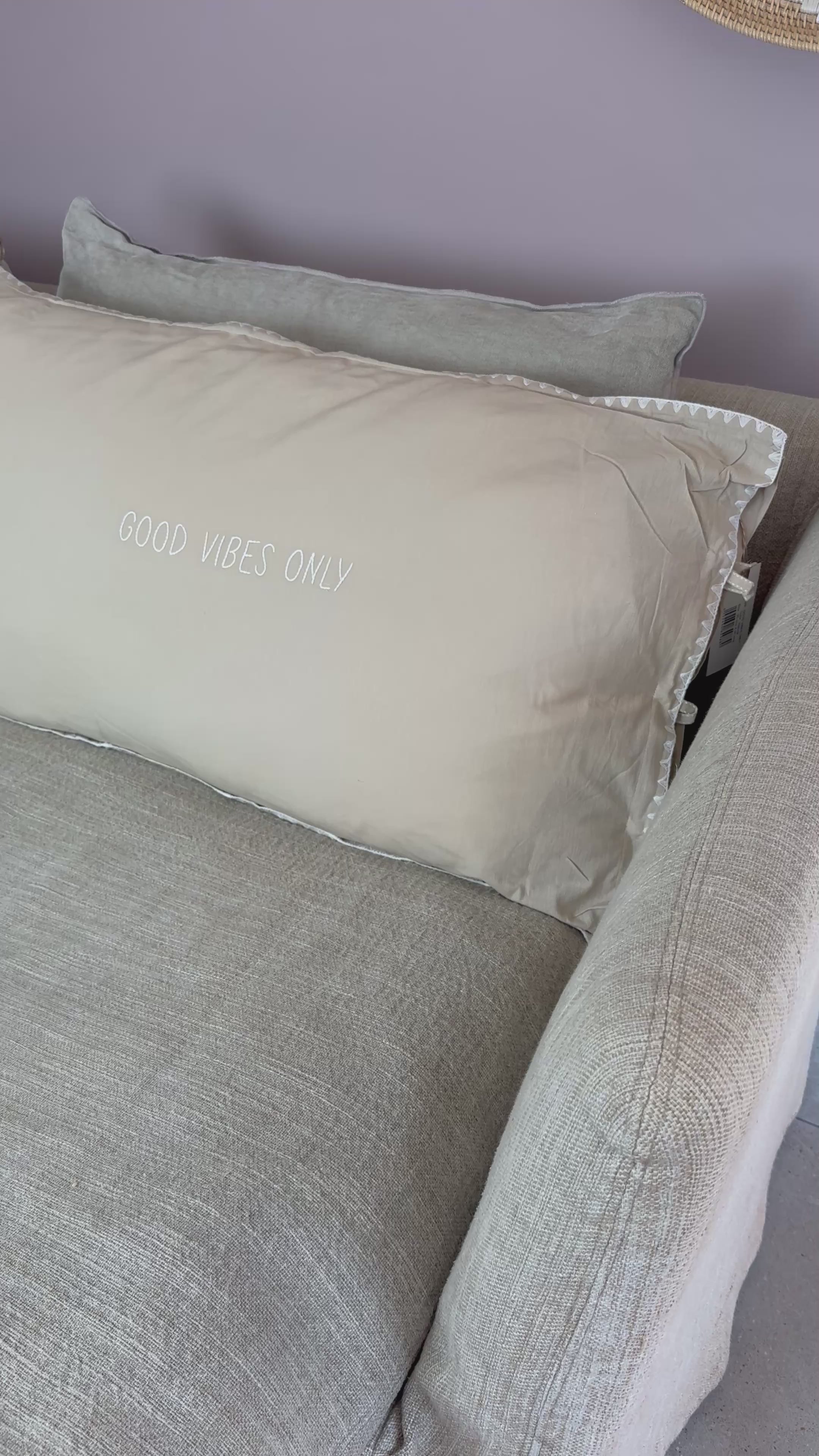 Video laden: Linnen Pillow + Filling | Good Vibes Only | Natural