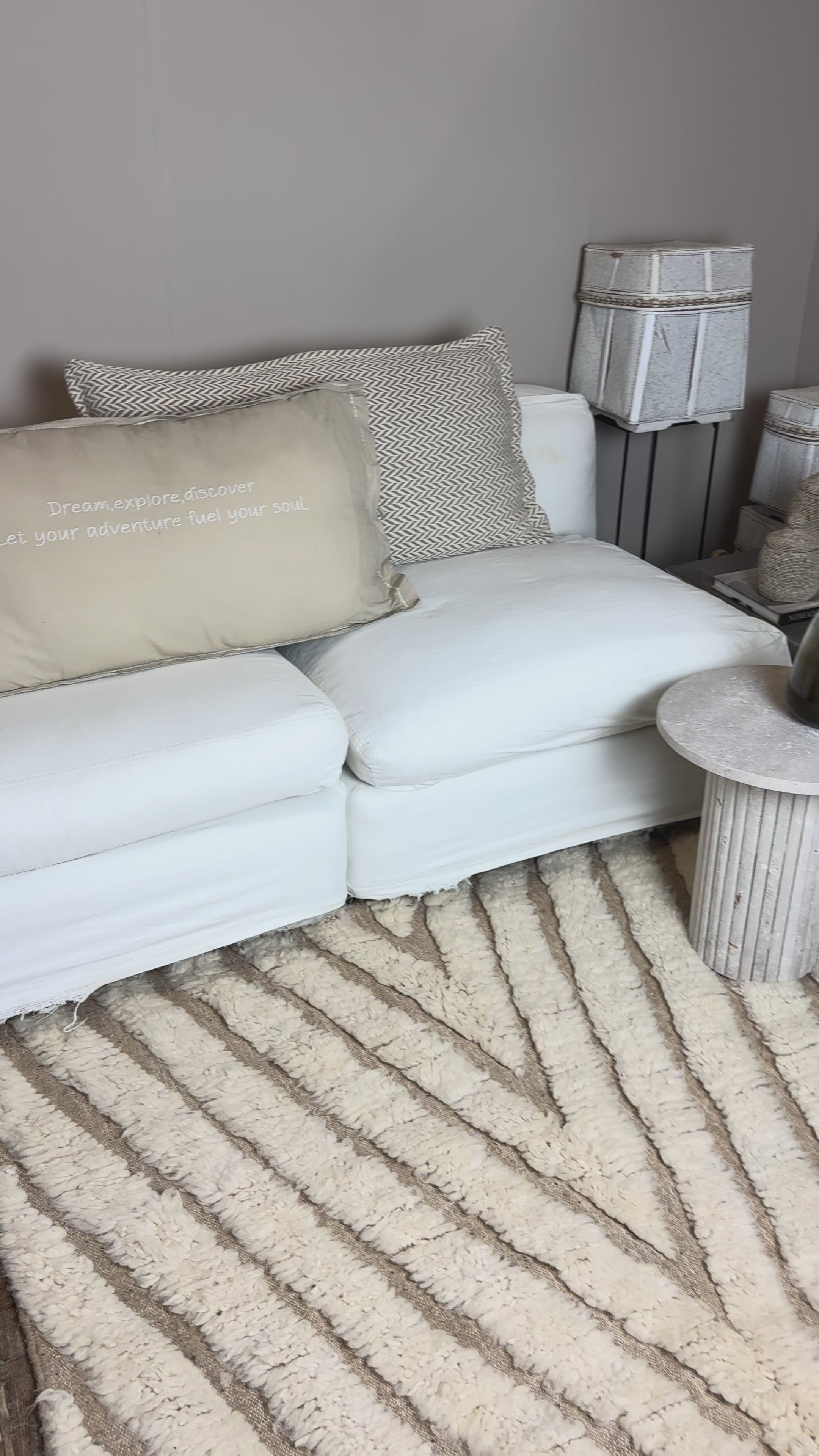 Video laden: Linnen Pillow + Filling | Dream Explore Discover | Natural
