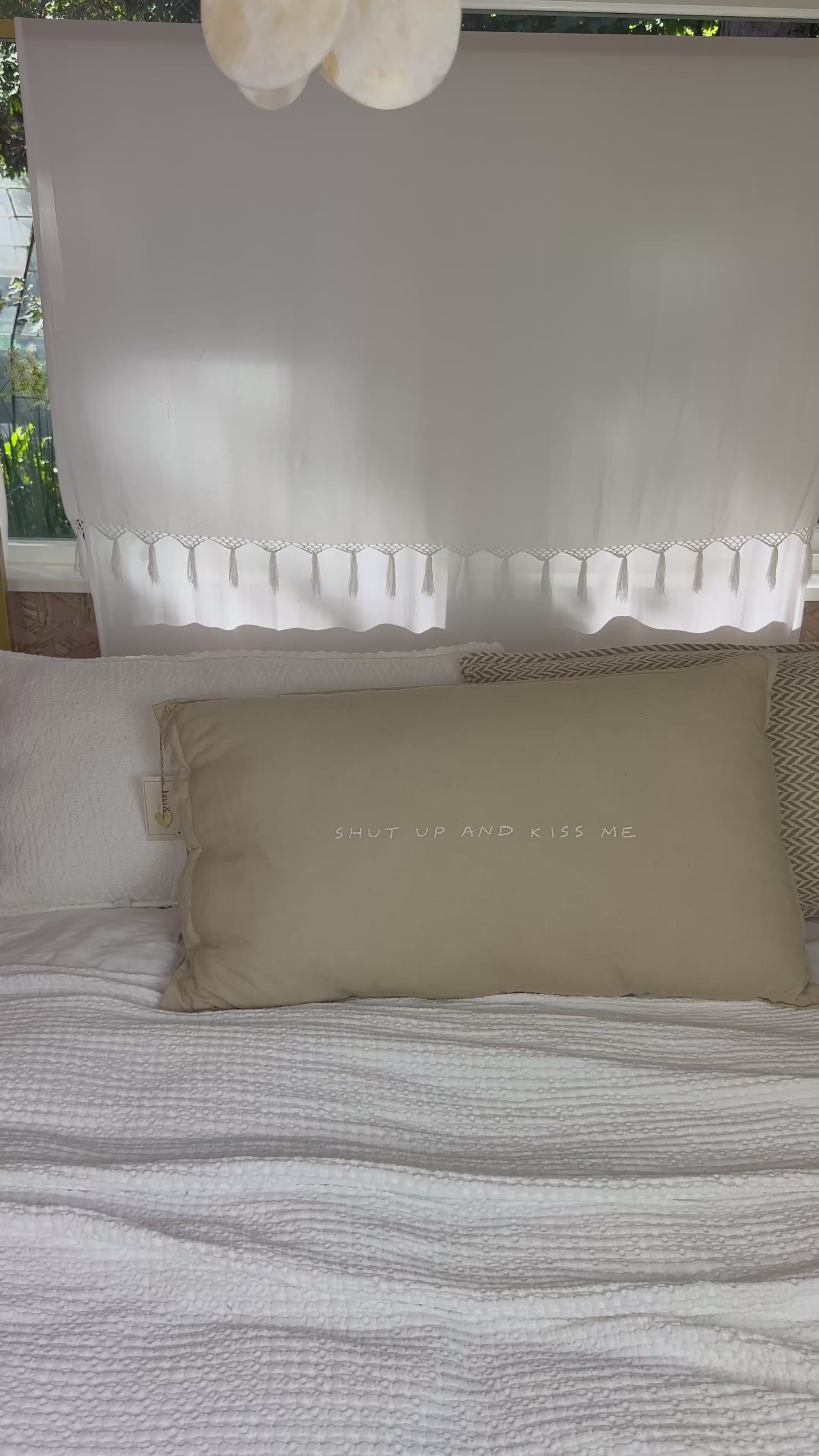 Video laden: Linnen Pillow + Filling | Shut Up And Kiss Me | Natural