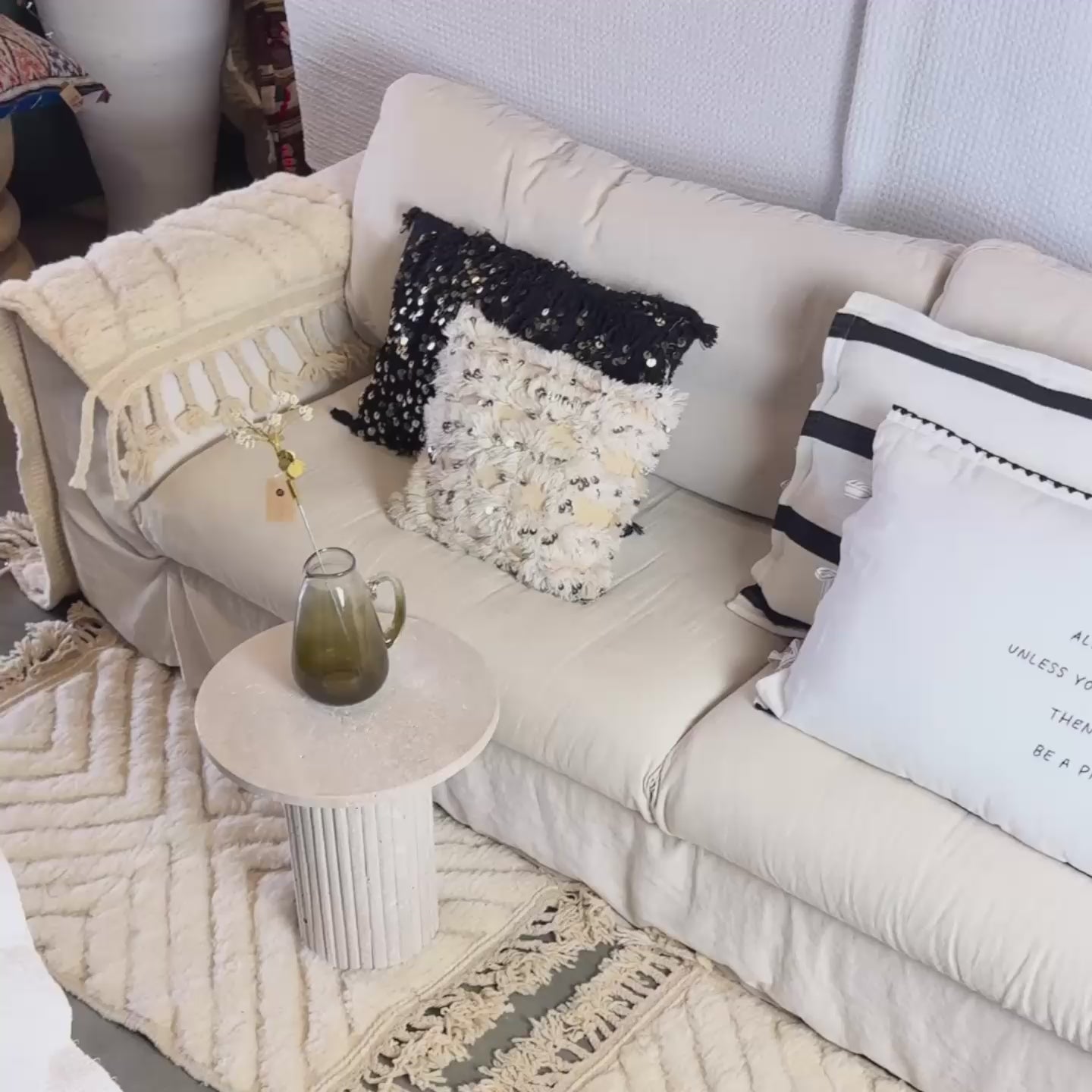 Video laden: Linnen Pillow + Filling | Always Be Yourself | White