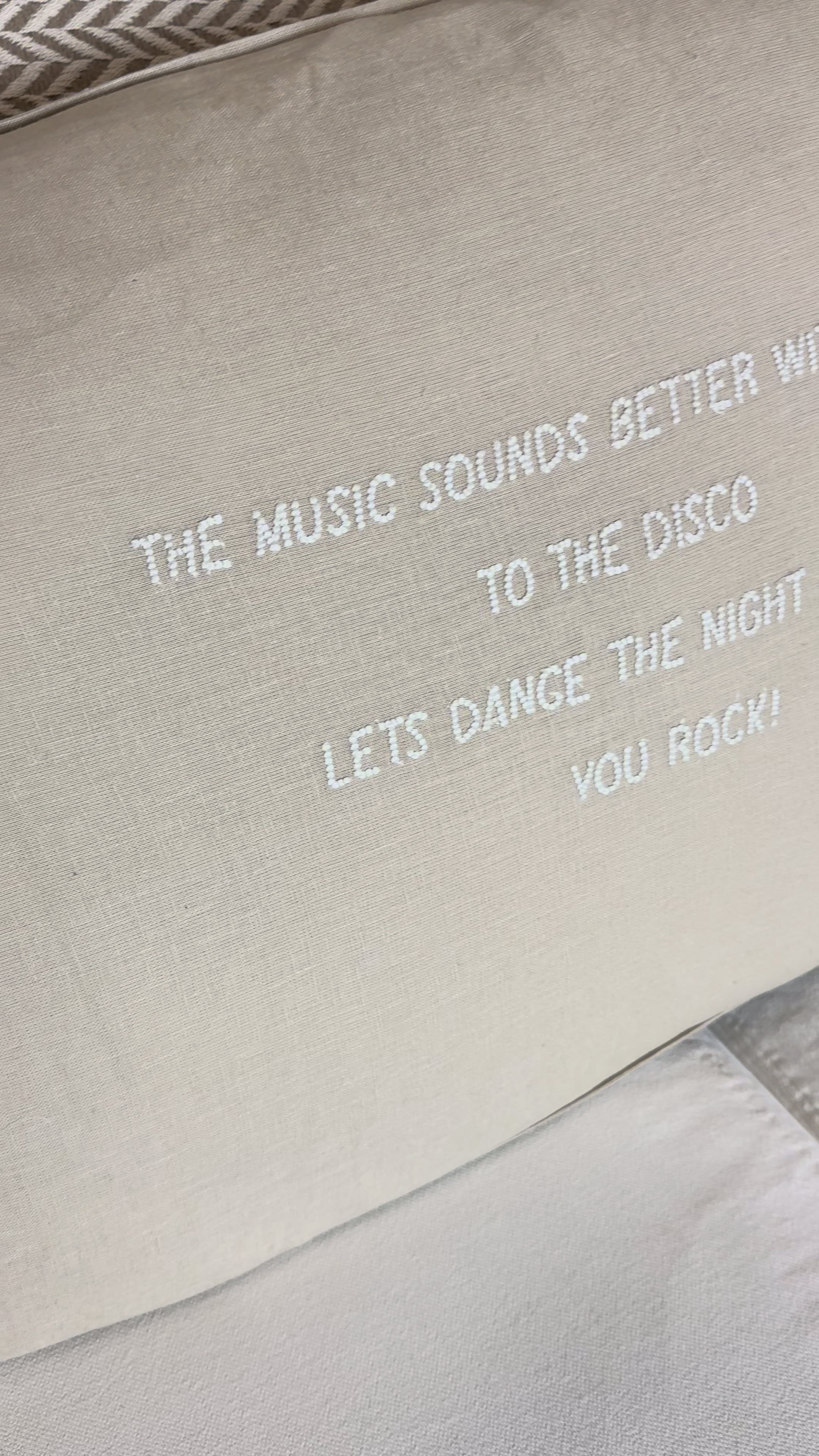 Video laden: Linnen Pillow + Filling | The Music Sounds Better | Natural