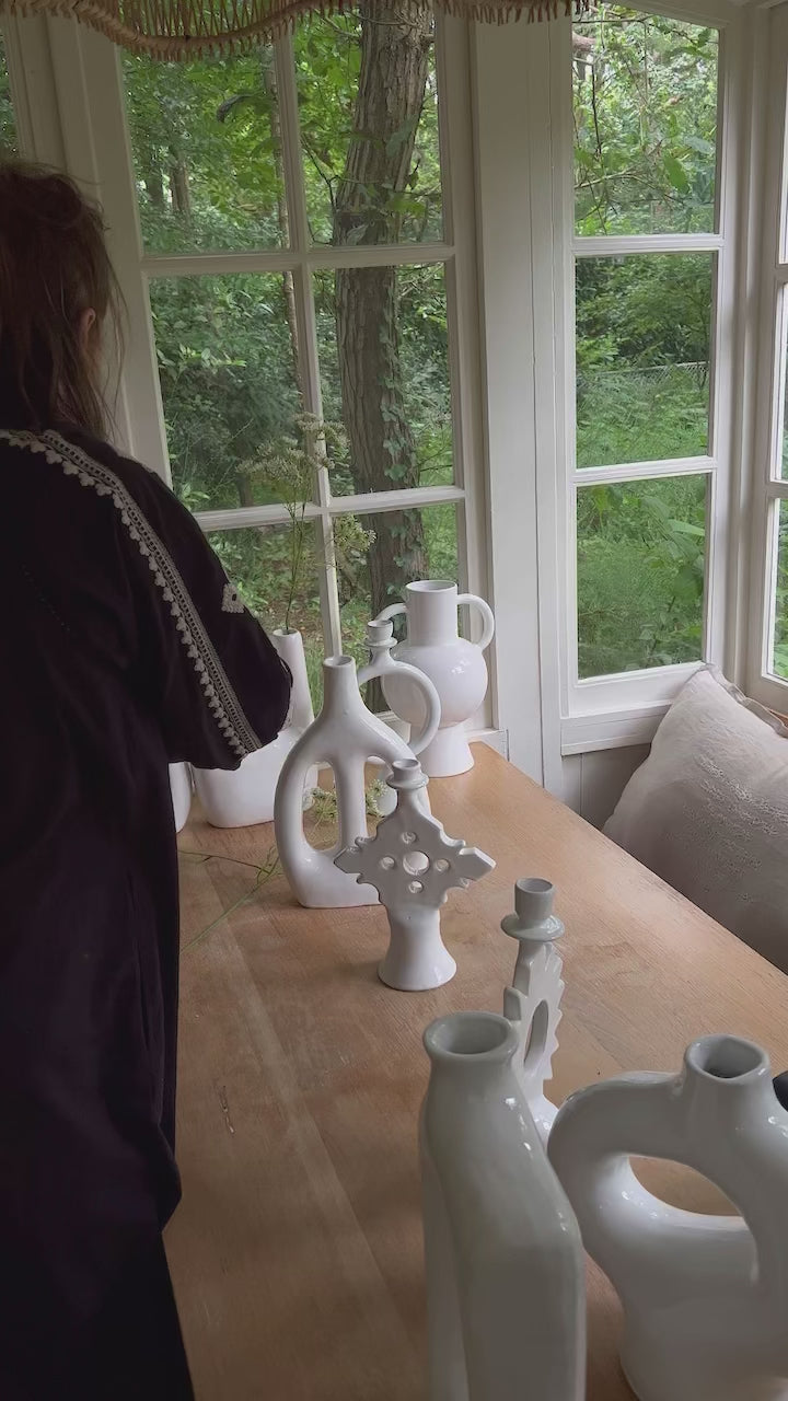 Video laden: Organische vorm handgemaakte vaas | Wit