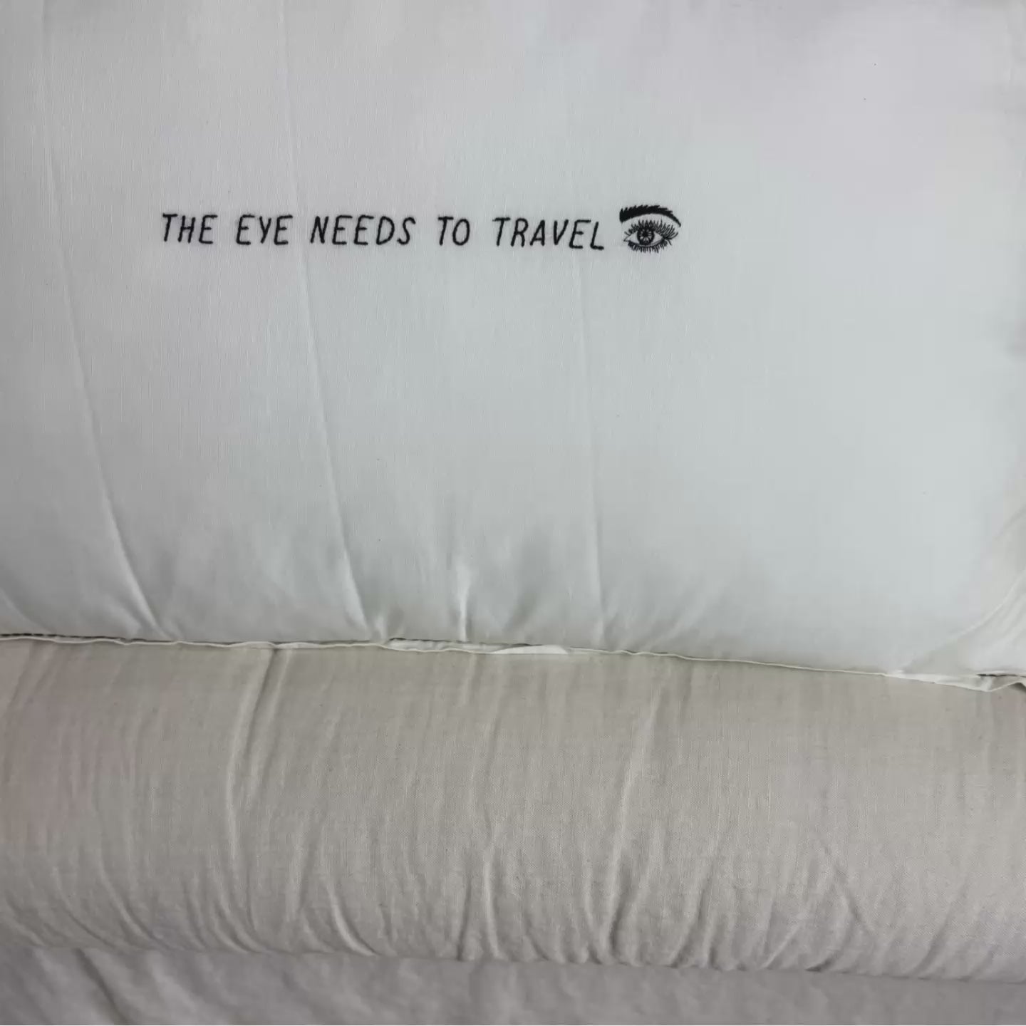 Video laden: Linnen Pillow + Filling | The Eye Needs To Travel | White