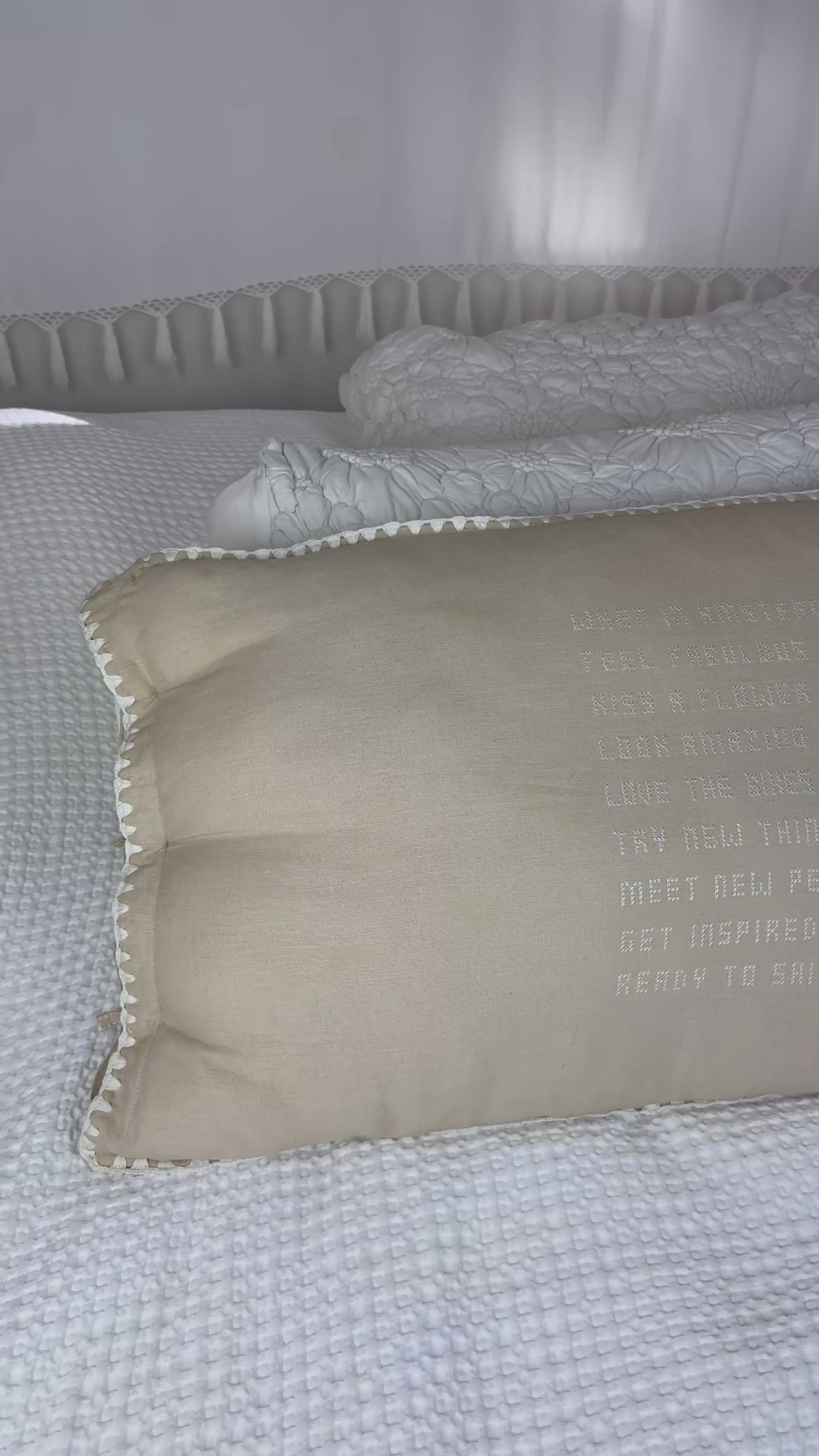 Video laden: Linnen Pillow + Filling | When In Amsterdam | Natural