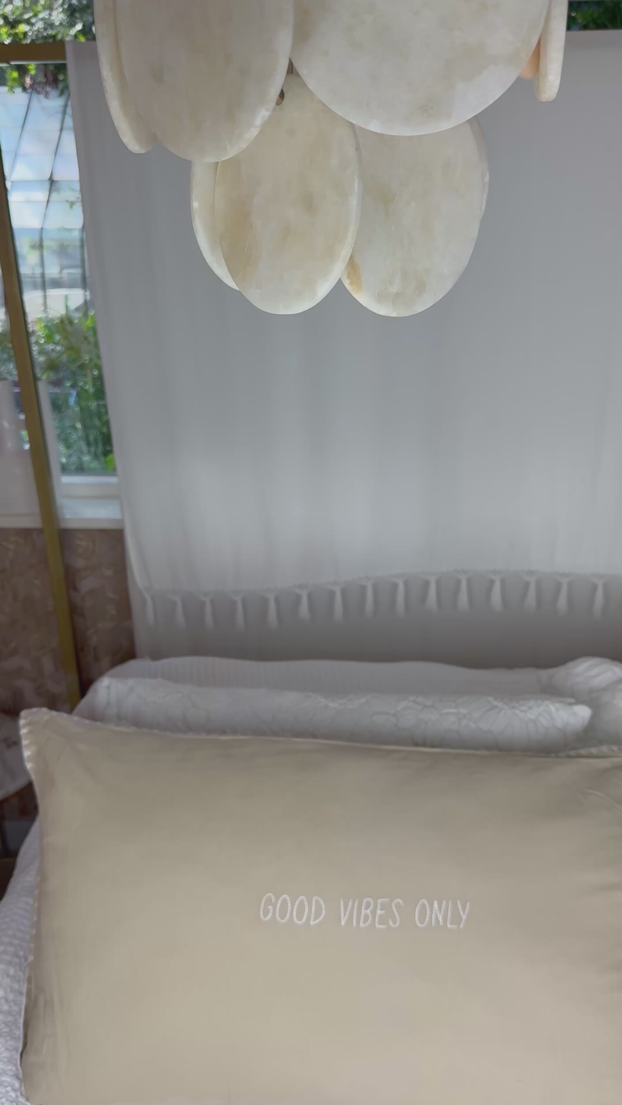 Video laden: Linnen Pillow + Filling | Good Vibes Only | Natural