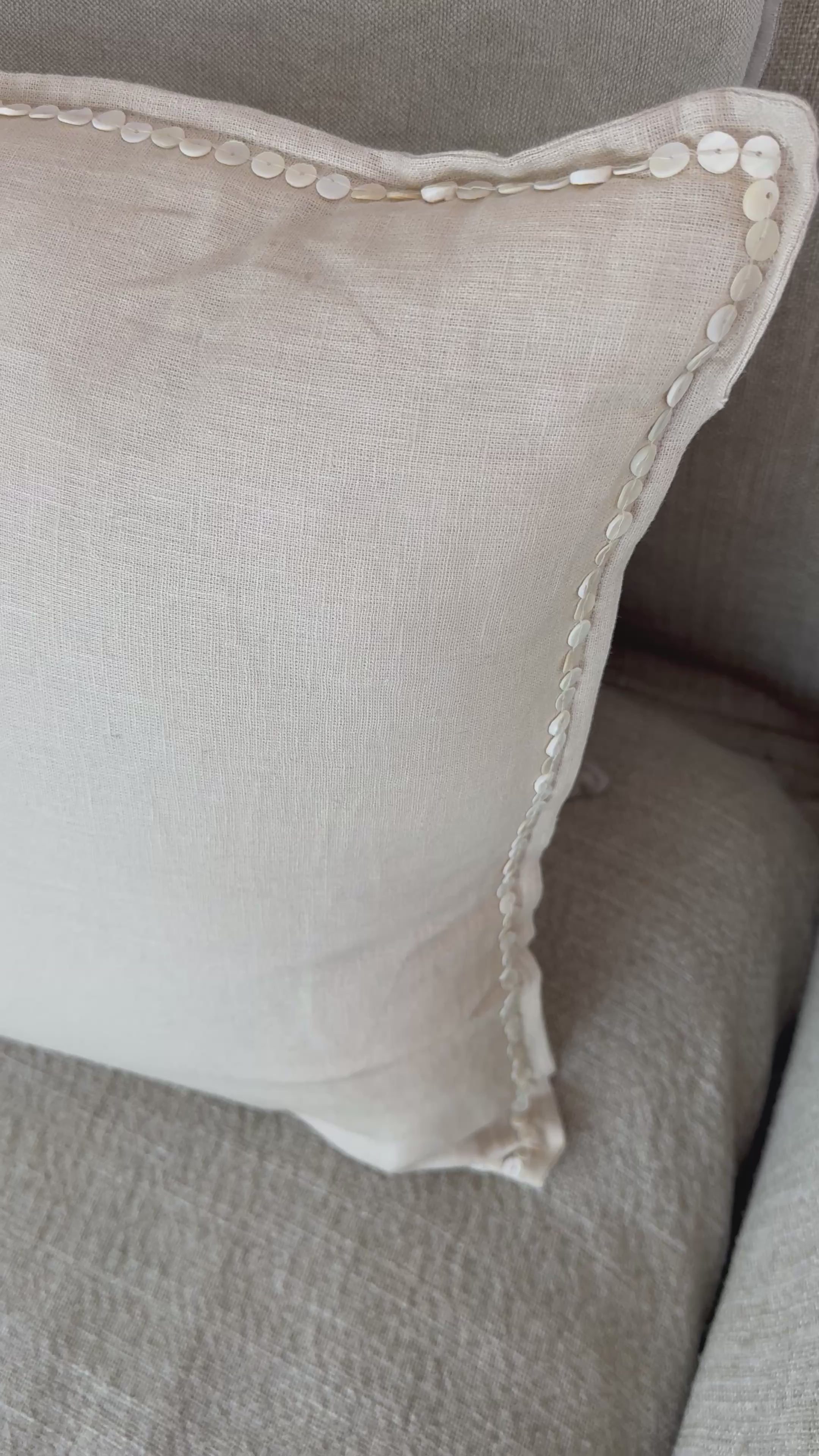 Video laden: Linnen Pillow + Filling | You’re The First Thing | Natural