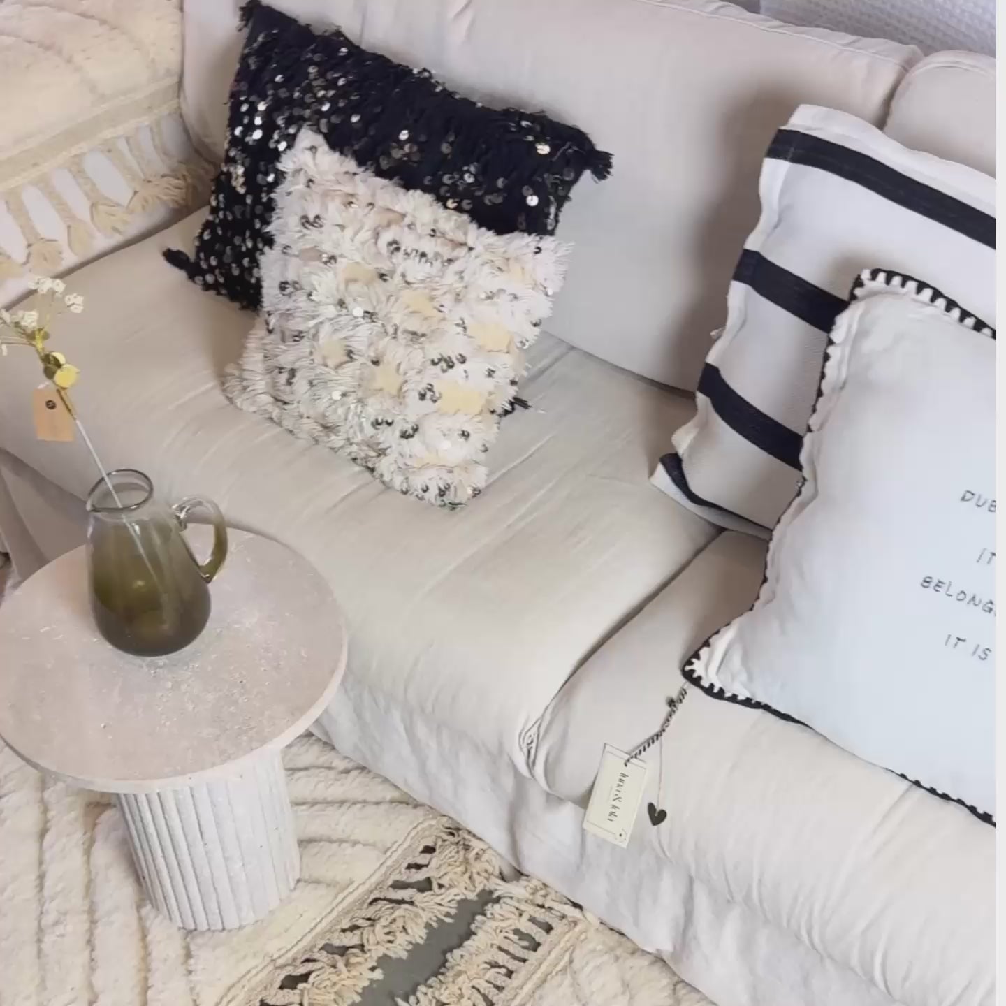 Video laden: Linnen Pillow + Filling | Dubai Is Young | Natural
