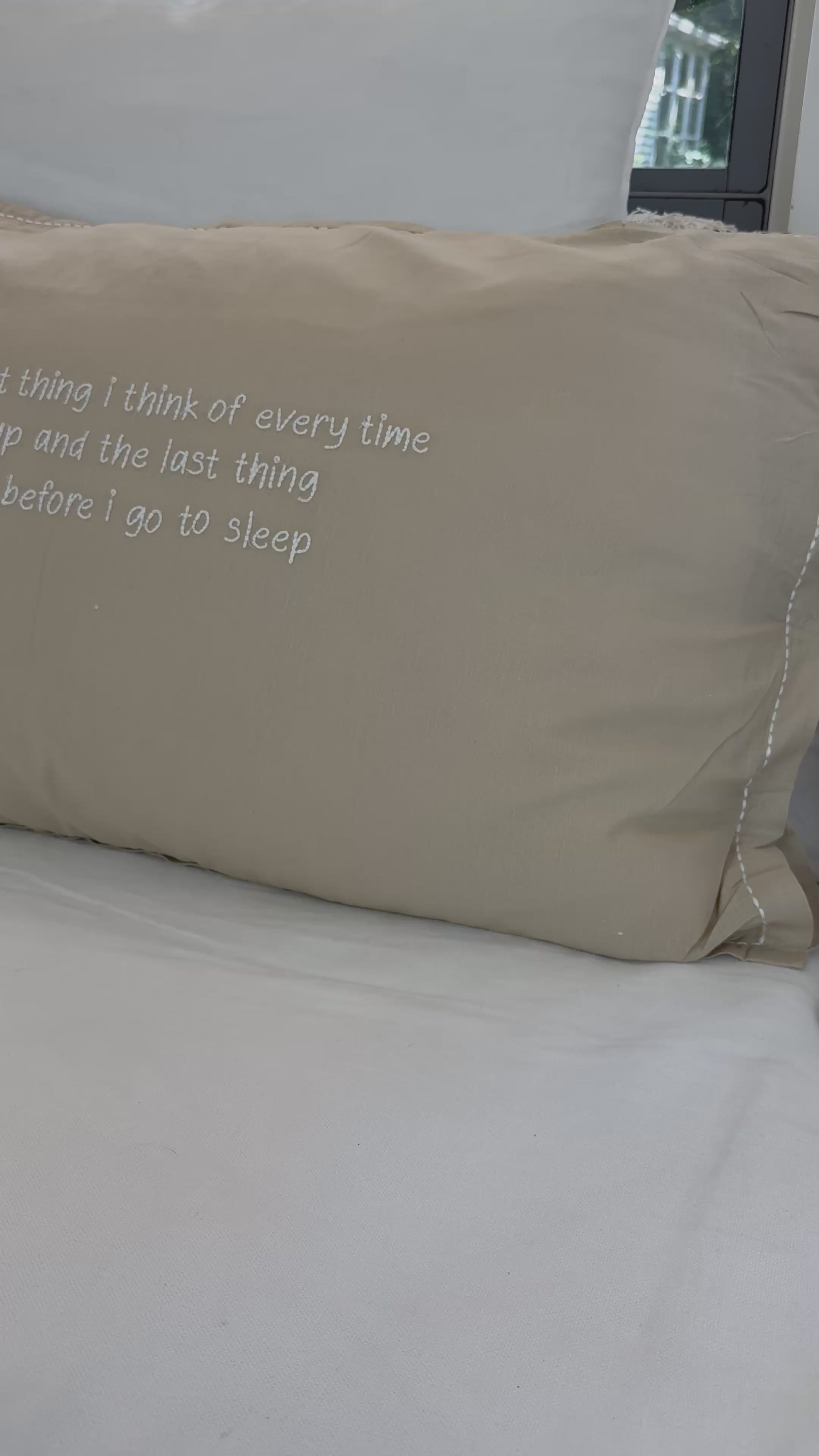 Video laden: Linnen Pillow + Filling | You’re The First Thing | Natural