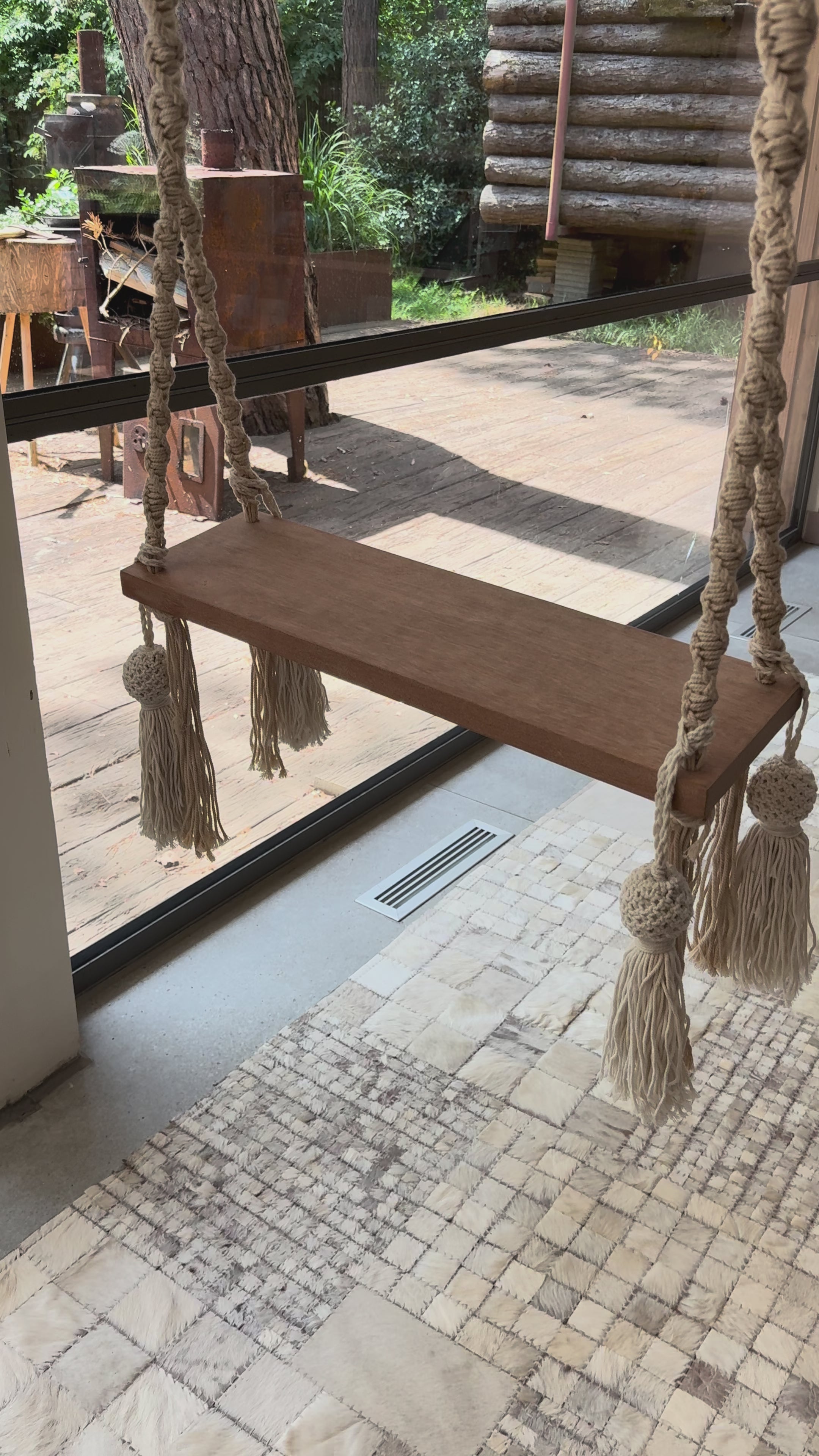 Video laden: Swing with crochetwork decoration
