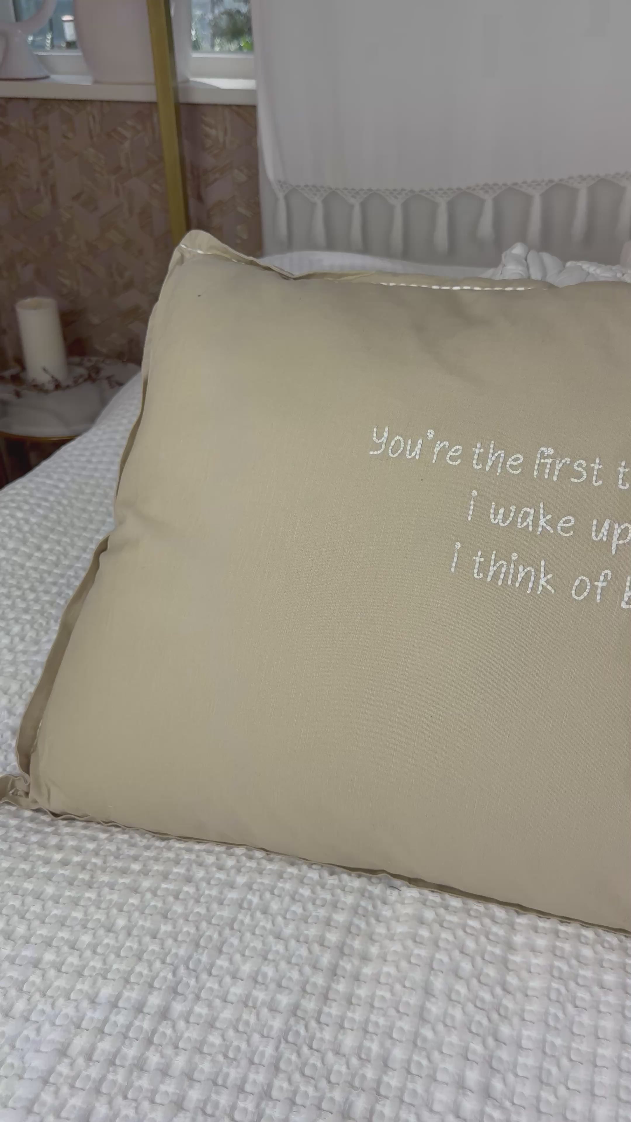 Video laden: Linnen Pillow + Filling | You’re The First Thing | Natural