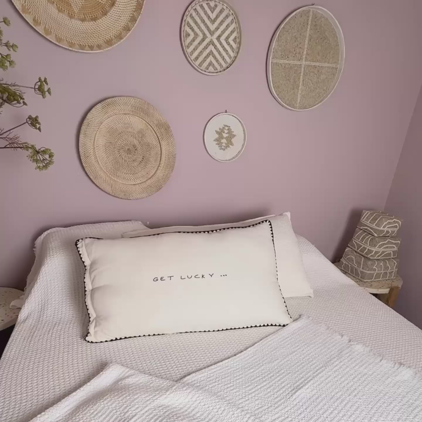 Video laden: Linnen Pillow + Filling | Get Lucky | White