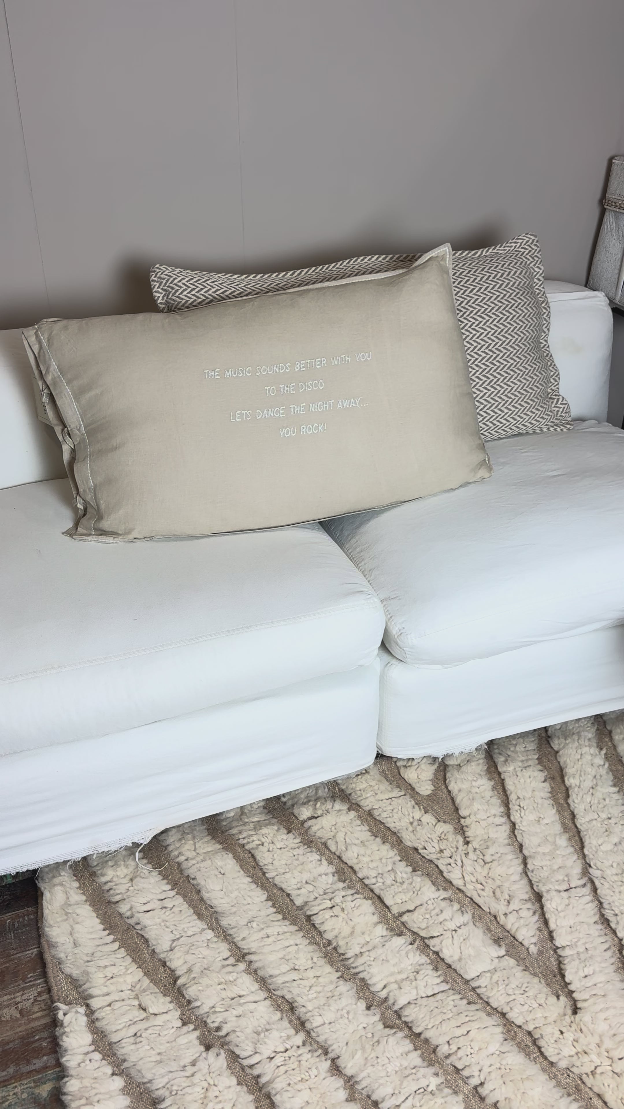 Video laden: Linnen Pillow + Filling | The Music Sounds Better | Natural