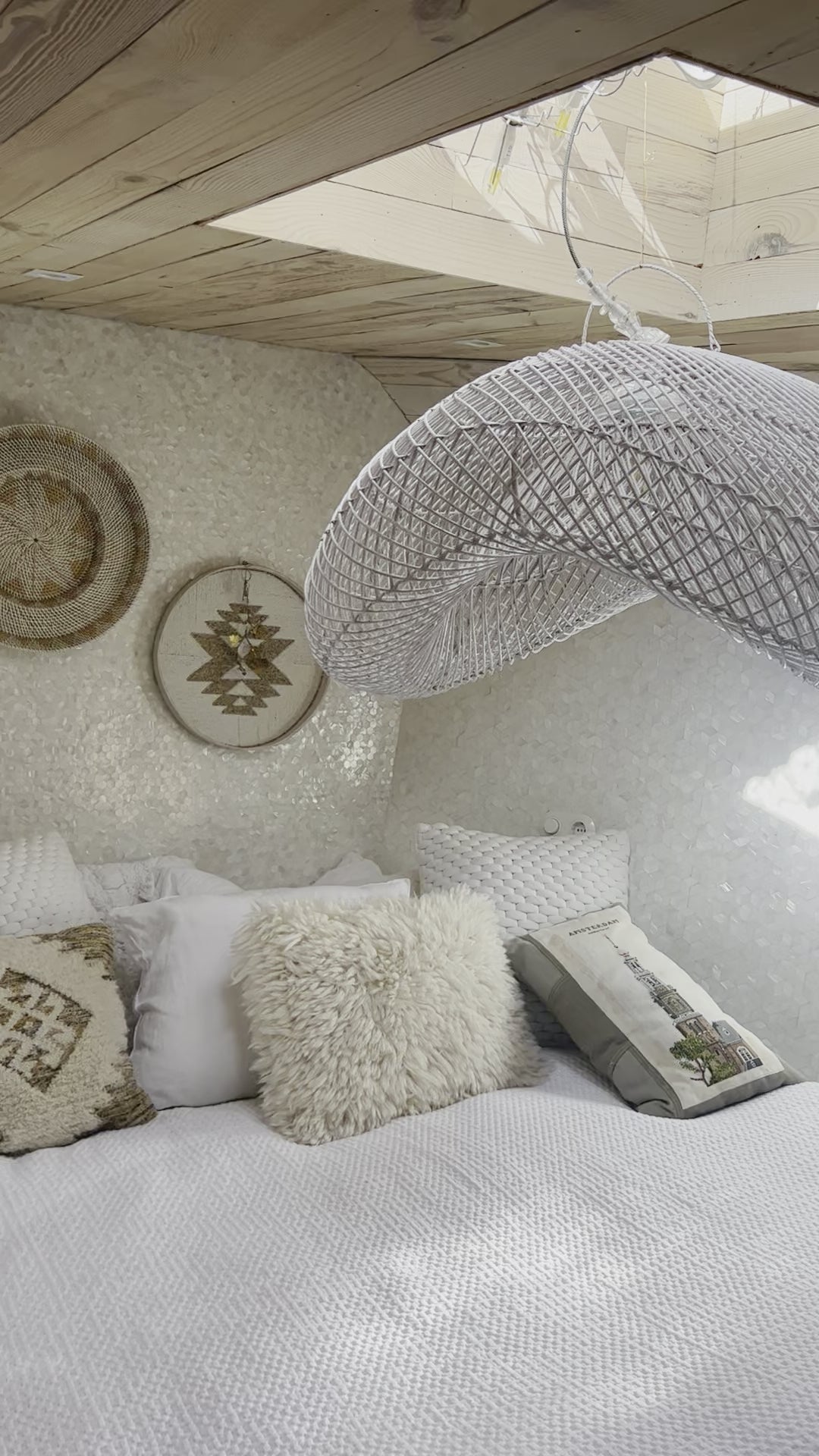 Video laden: Cloud Lamp Rattan - Organic Shape (60 cm) - White | Mandala Stencil