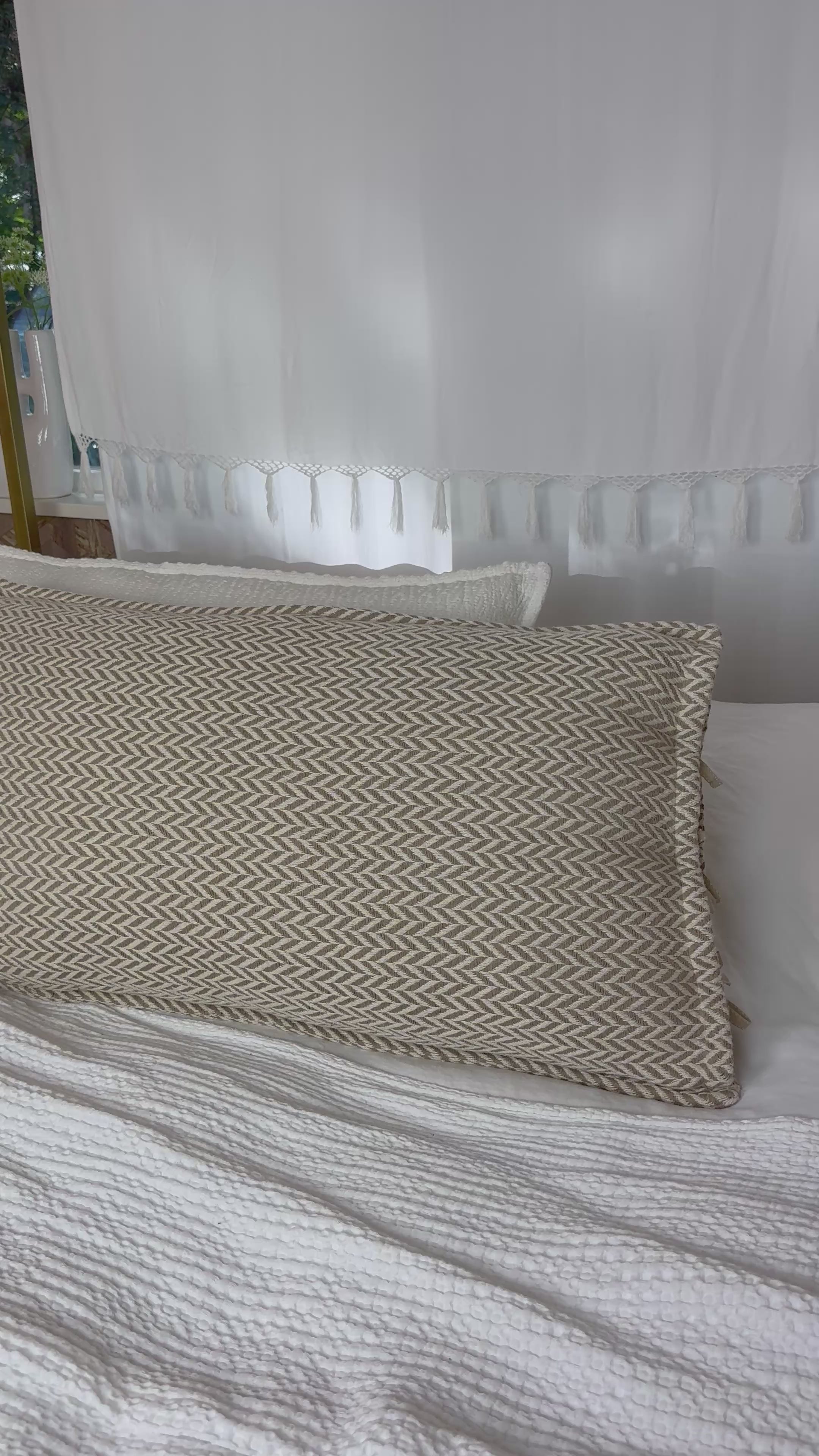 Video laden: Jacquard geweven kussen – naturel &amp; wit – 90 x 50 cm | + inclusief binnen kussen