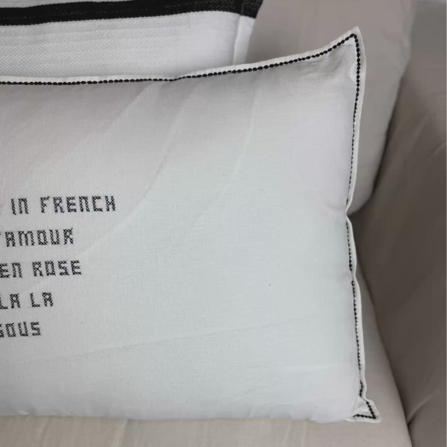 Video laden: Linnen Pillow + Filling | I Love You In French | White