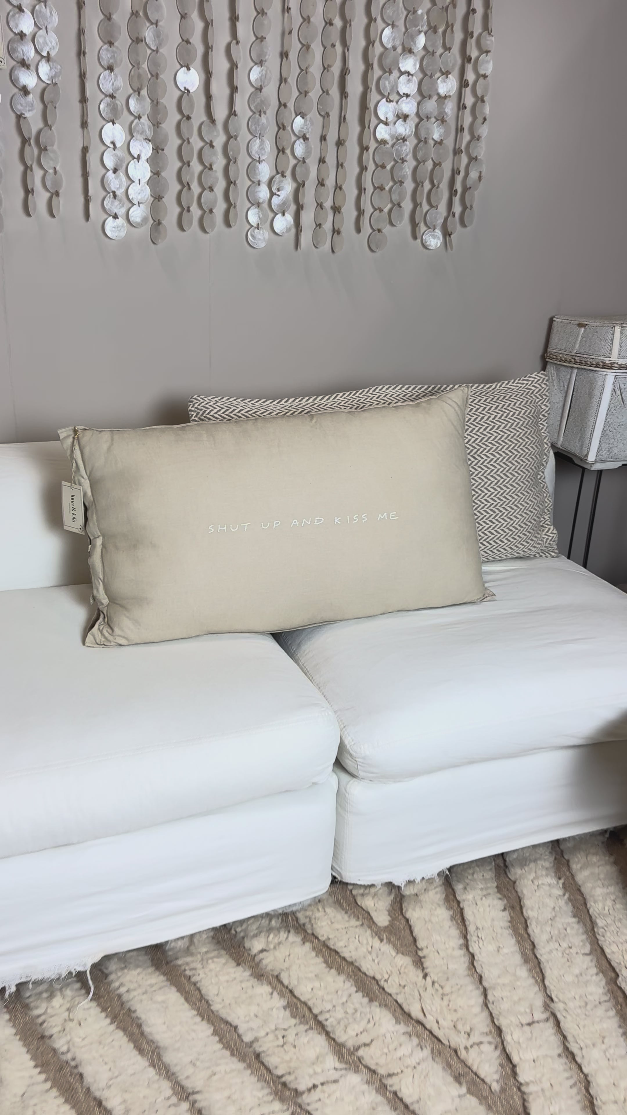 Video laden: Linnen Pillow + Filling | Shut Up And Kiss Me | Natural